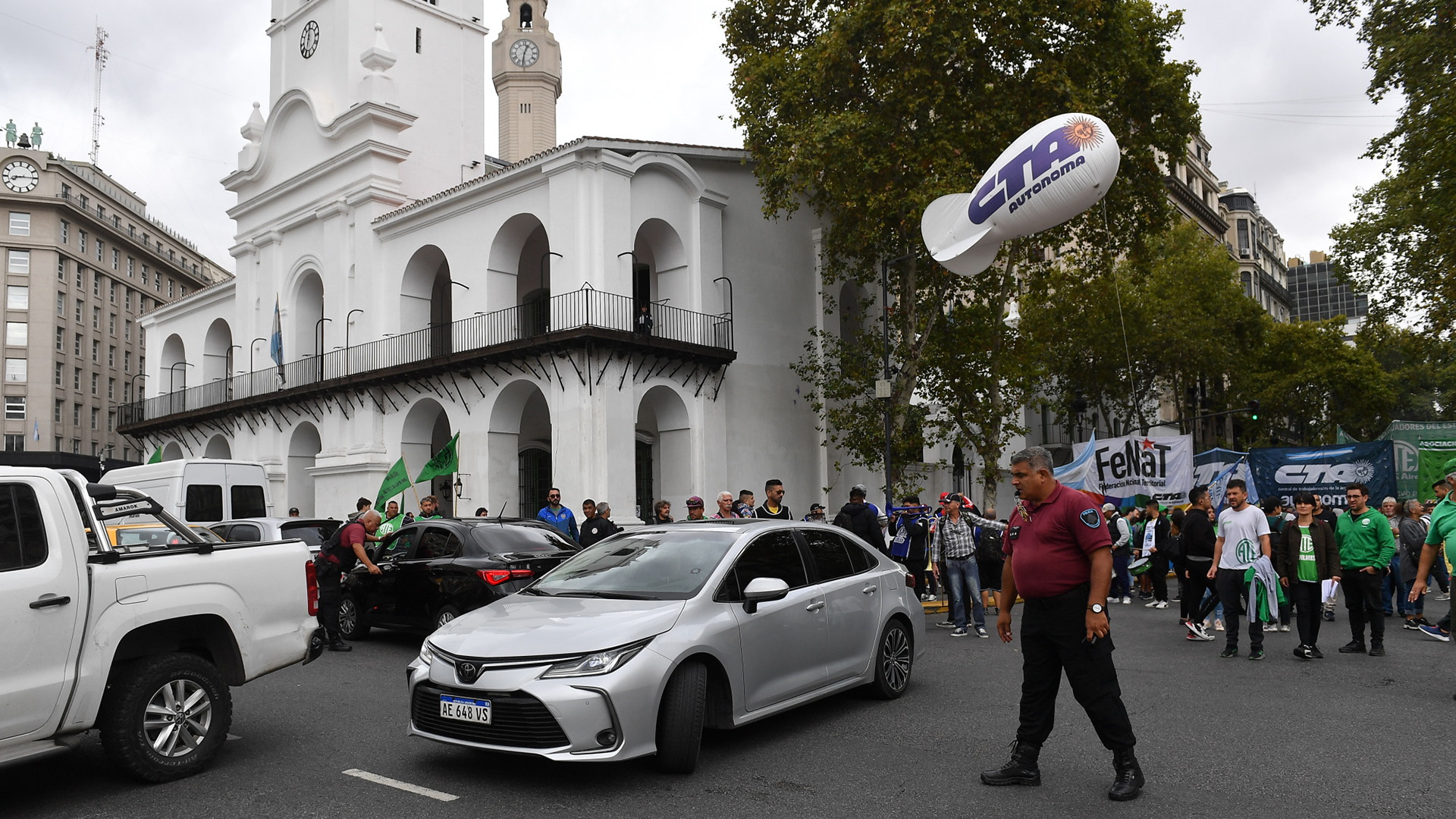 Las columnas de manifestantes llegan a la Plaza de Mayo (foto: Maximiliano Luna)