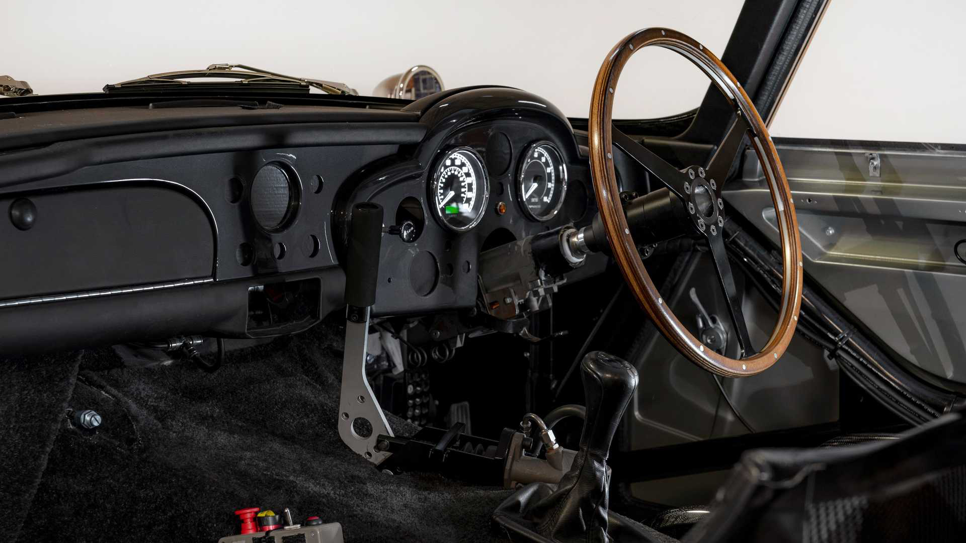 Como todo auto para trucos cinematográficos, el DB5 tiene una cantidad de palancas y mandos completamente fuera de lo común