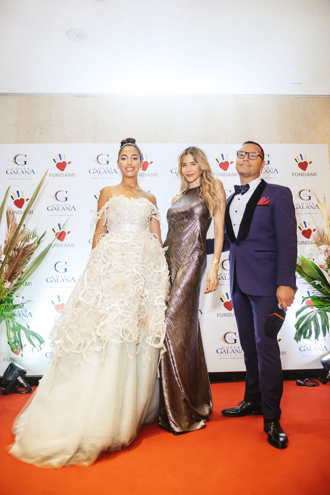 Alexia y Fabián junto a una de las asistentes, Guillermina Valdés, con un vestido metalizado