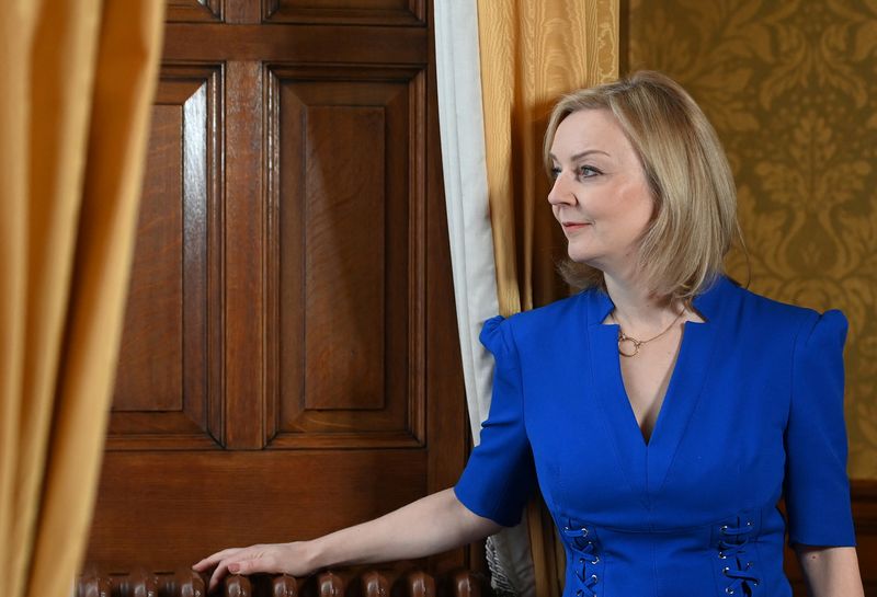 La ministra de Asuntos Exteriores británica, Liz Truss, posa para un retrato tras una entrevista con Reuters, en la Oficina de Asuntos Exteriores, Commonwealth y Desarrollo, en Londres, Reino Unido, 24 de noviembre de 2021. REUTERS/Toby Melville