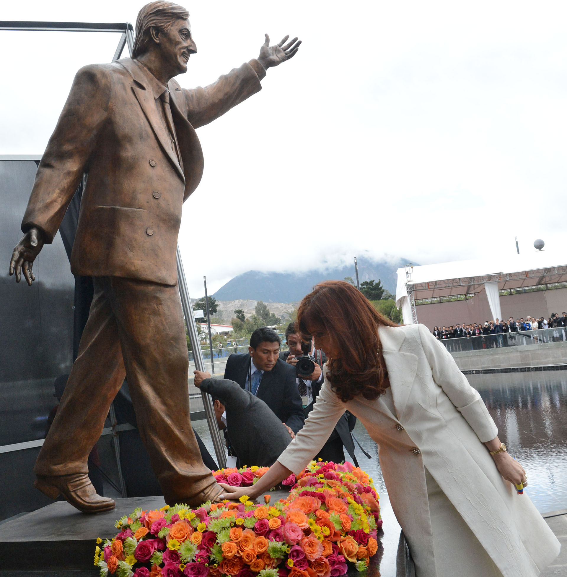 La estatua de Néstor Kirchner en la sede de UNASUR