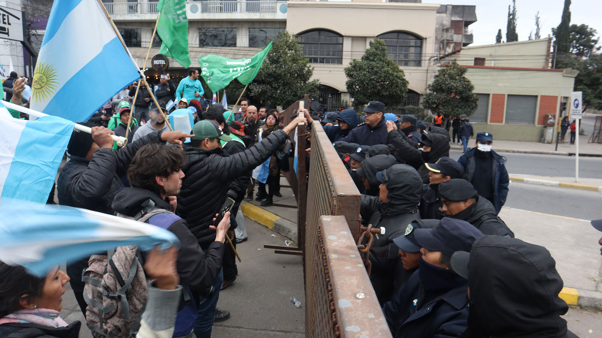 Los manifestantes se enfrentaron a la policía en la Legislatura de Jujuy (Mariano Cicero)