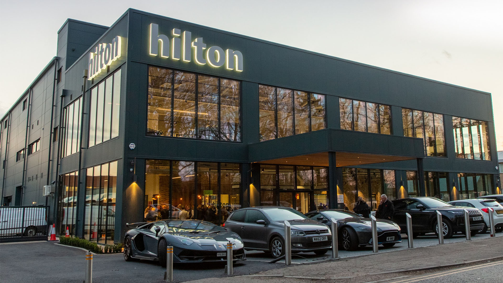 Vehículos clásicos, históricos y deportivos de alta gama, son los pasajeros ideales para este hotel 5 estrellas de autos