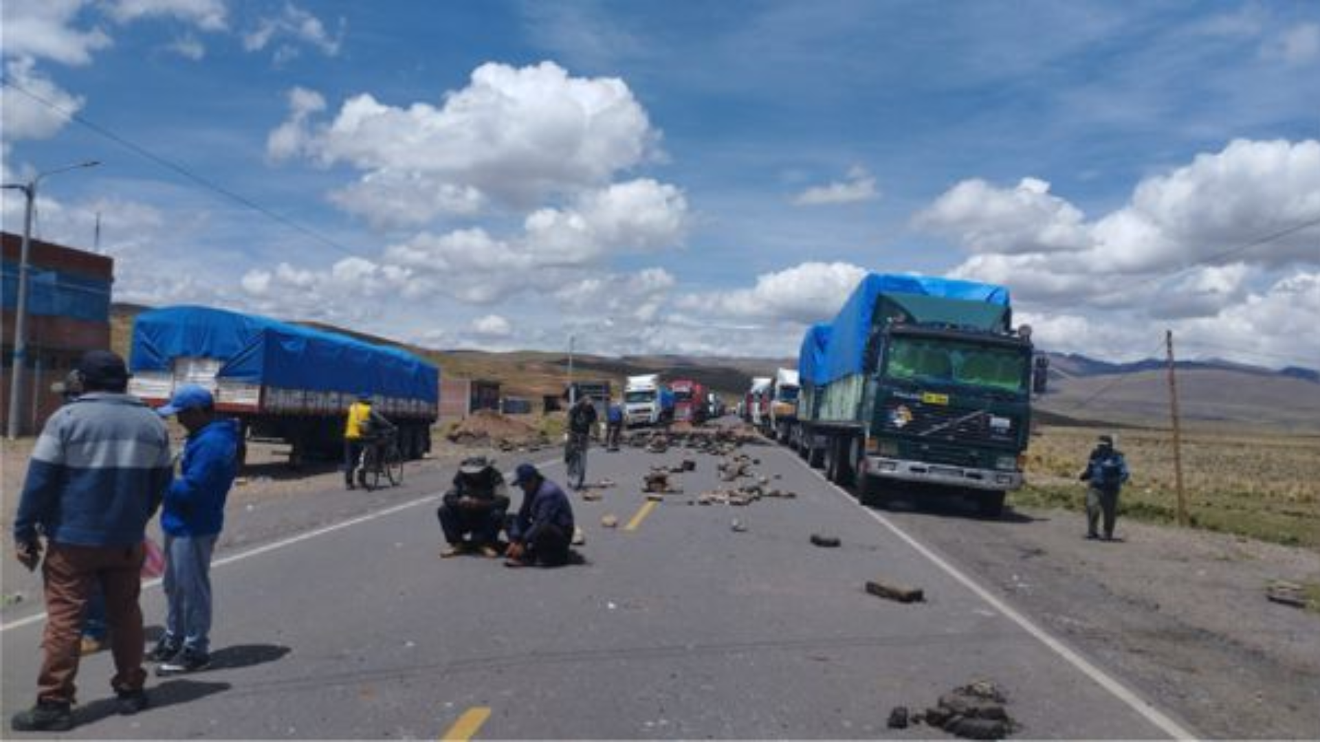 Conductores de 300 camiones están varados hace 18 días en Puno y piden a las autoridades liberar carreteras