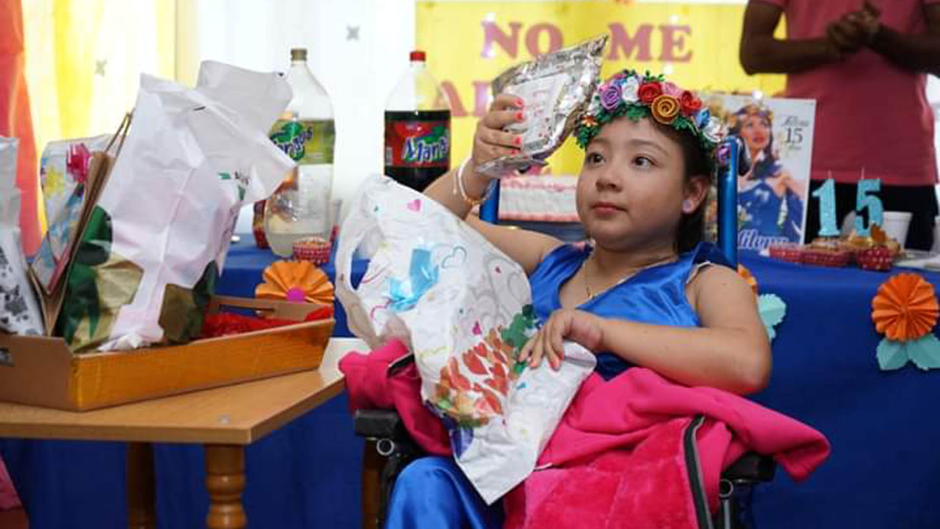 Milena recibió regalos en una de las salas del Centro Pediátrico Infantil de Santa Elena (Lucas Cooper)