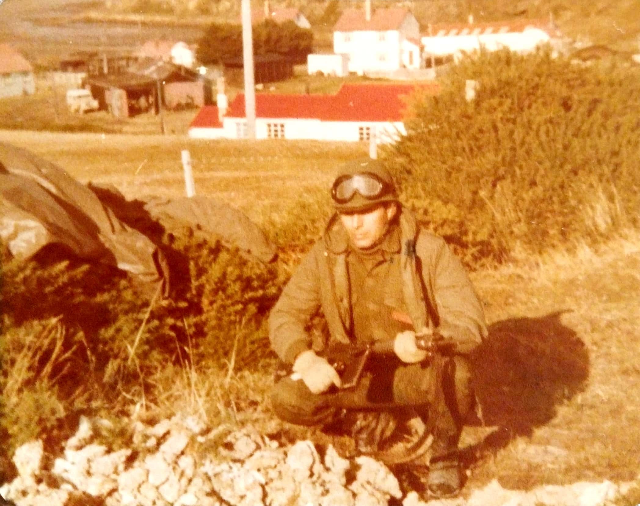 El sargento primero retratado en Malvinas, con Puerto Yapeyú a sus espaldas. Sus conocimientos del idioma inglés lo llevaron a las islas (Gentileza Carlos Sánchez)