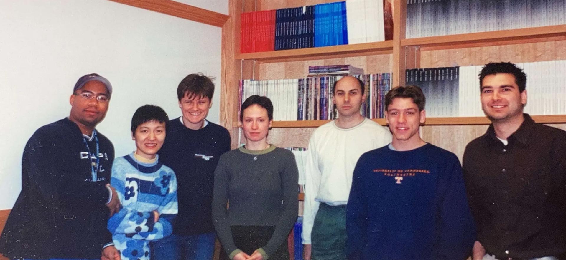 La Dra. Drew Weissman, tercera por la derecha, y la Dra. Katalin Karikó, tercera por la izquierda, en 2001.
