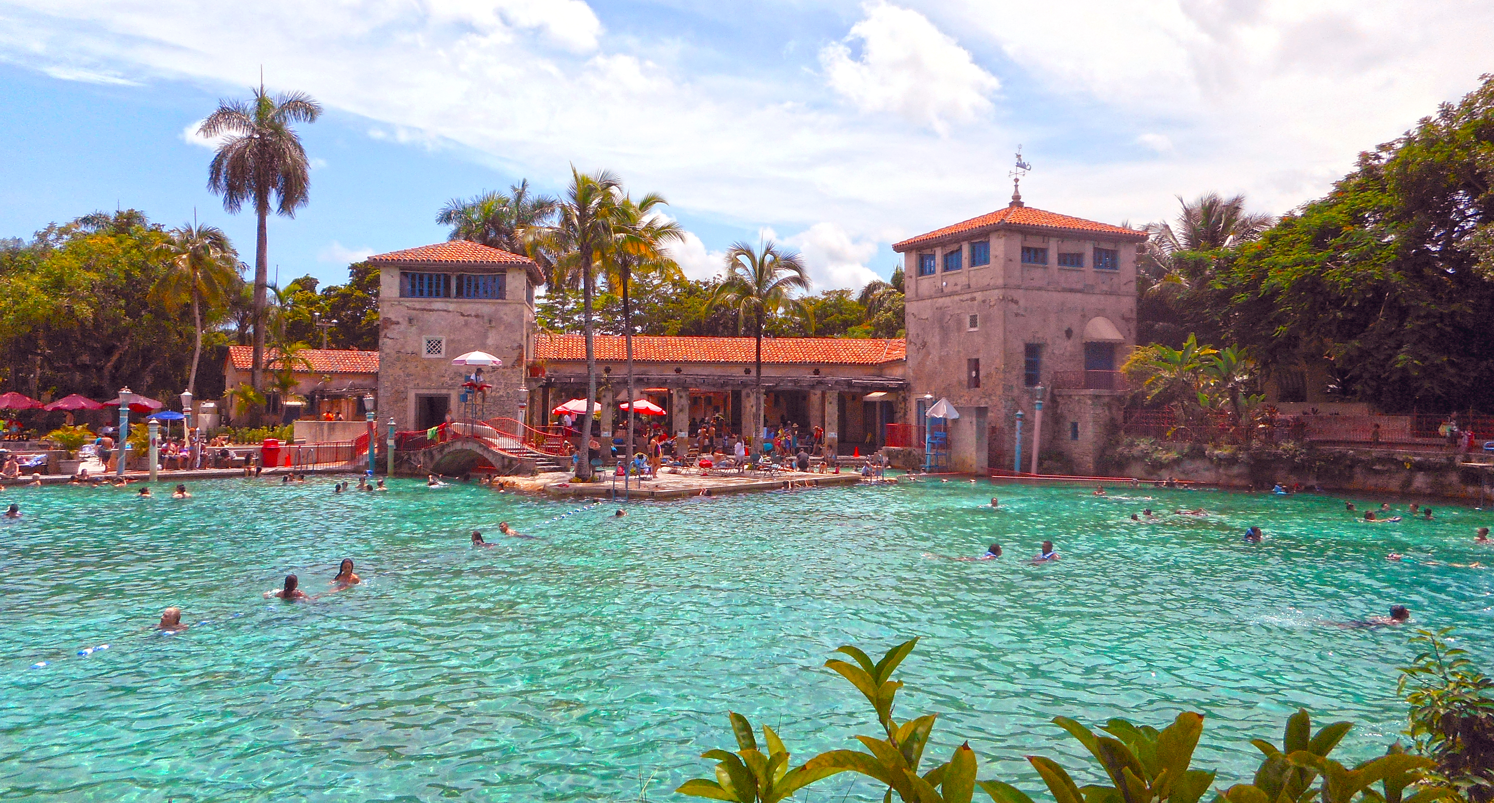 Escondida en el corazón de Coral Gables, esta piscina veneciana parece sacada de otro tiempo. (Daniel Di Palma / CC BY-SA 4.0)