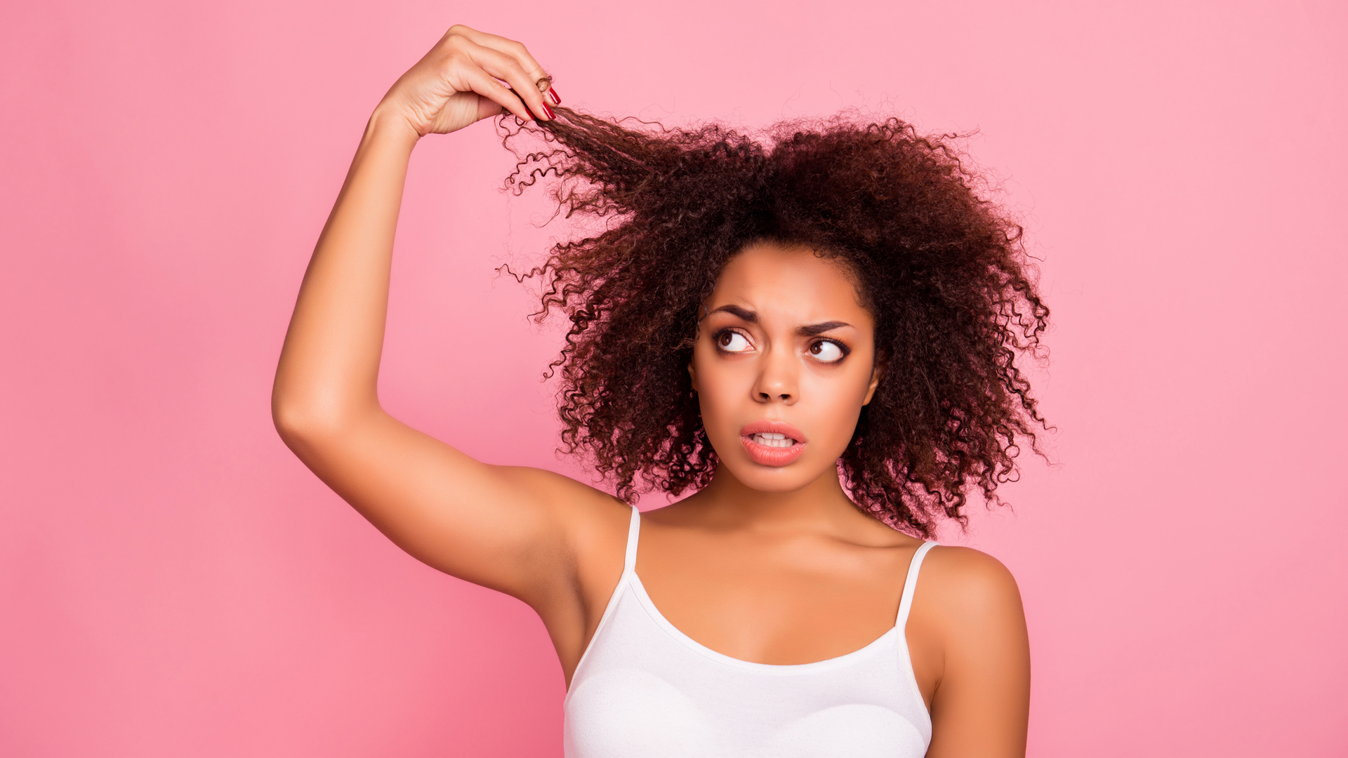El experto detalló que los cabellos con rulos de por sí ya son secos y necesitan de una hidratación extra (Shutterstock) 