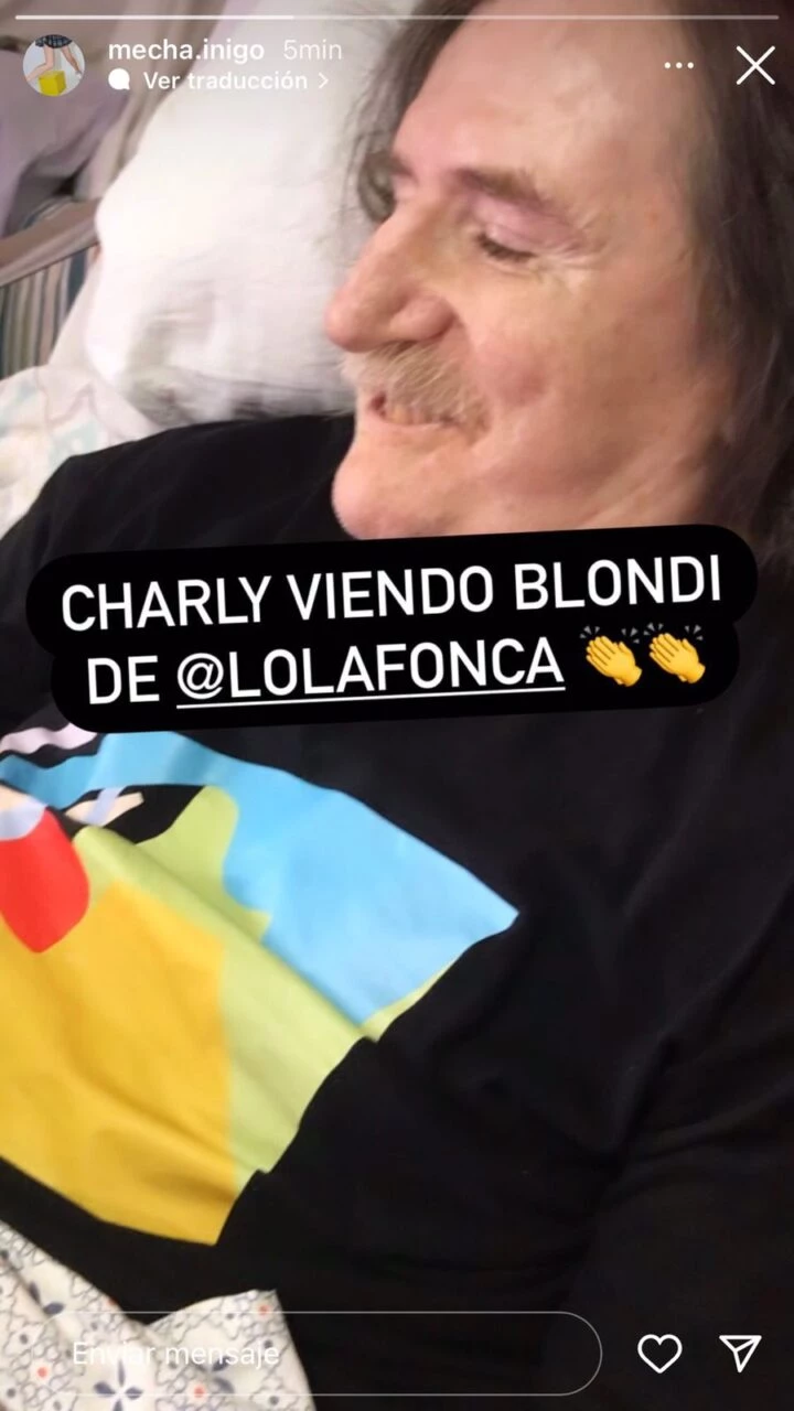El pasado 12 de junio, Mecha Iñigo publicó una foto de Charly García mientras disfrutaba de Blondi, ópera prima de Dolores Fonzi (Instagram)