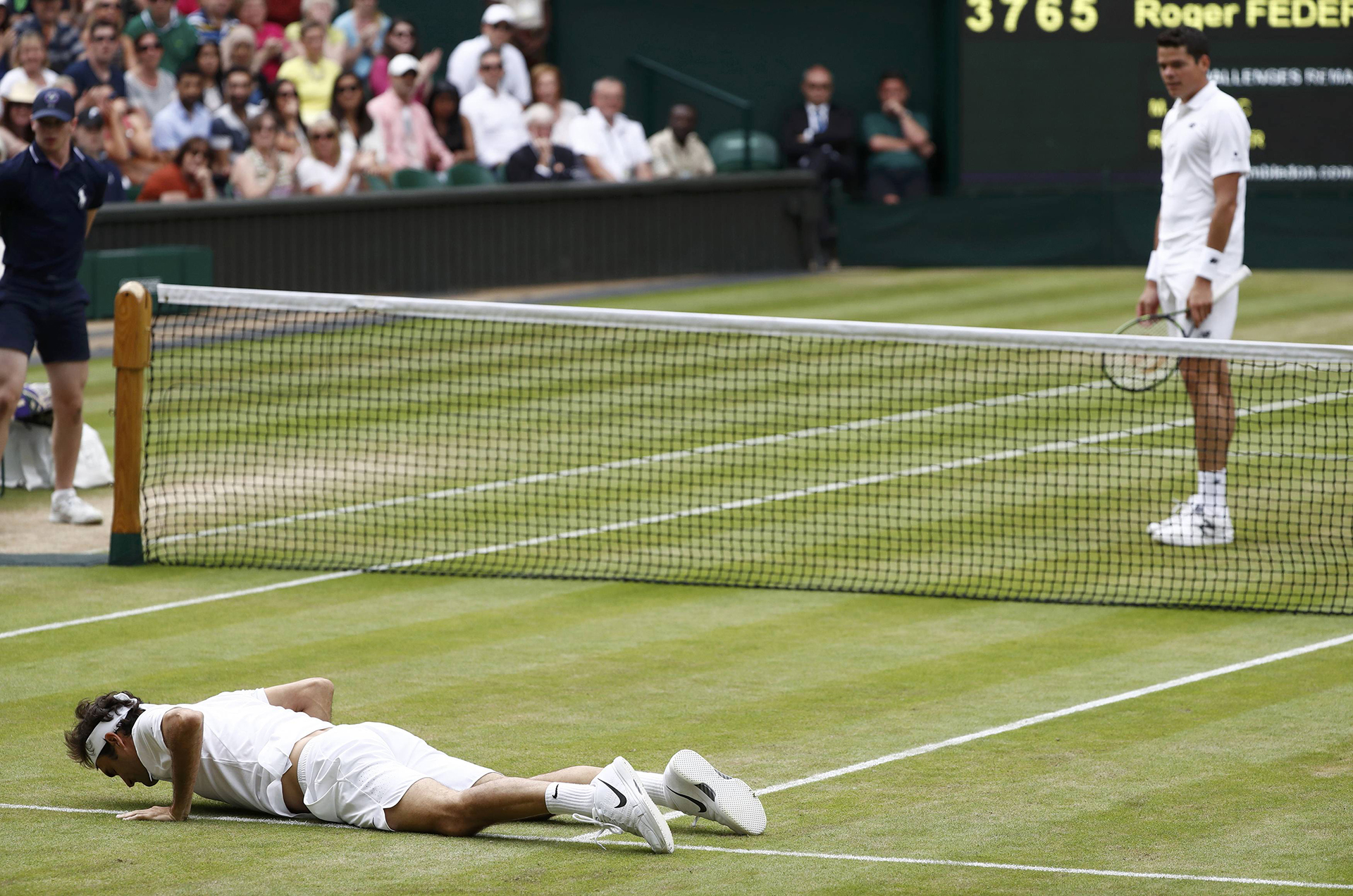 Raonic observa a Federer, ya lesionado, antes de eliminarlo en semifinales de Wimbledon 2016 (Foto: Reuters)