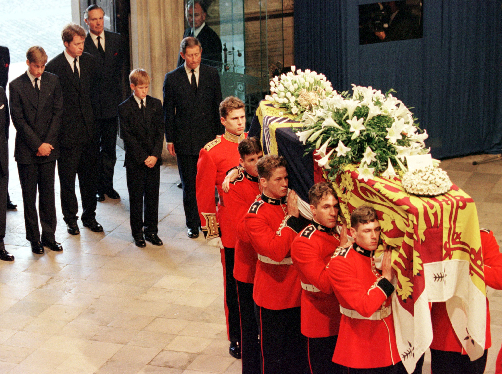 FOTO DE ARCHIVO: El príncipe Guillermo, el conde Spencer, el príncipe Harry y el príncipe Carlos de Gran Bretaña siguen el ataúd de Diana (REUTERS/Paul Hackett)