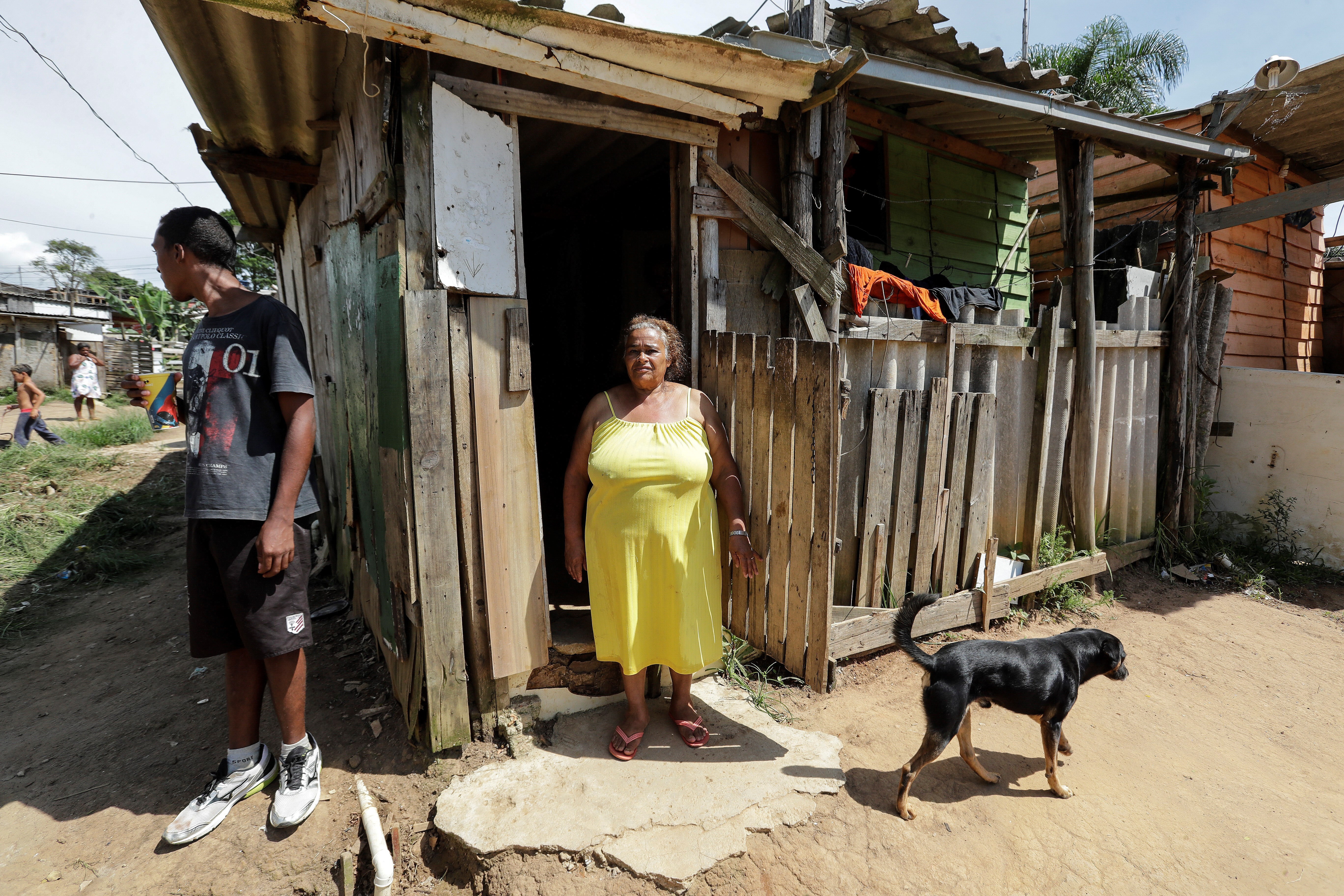 Pobreza en una comunidad de Anchieta-Grajaú, a unos 30 kilómetros de San Pablo (Brasil) (EFE/Sebastião Moreira)