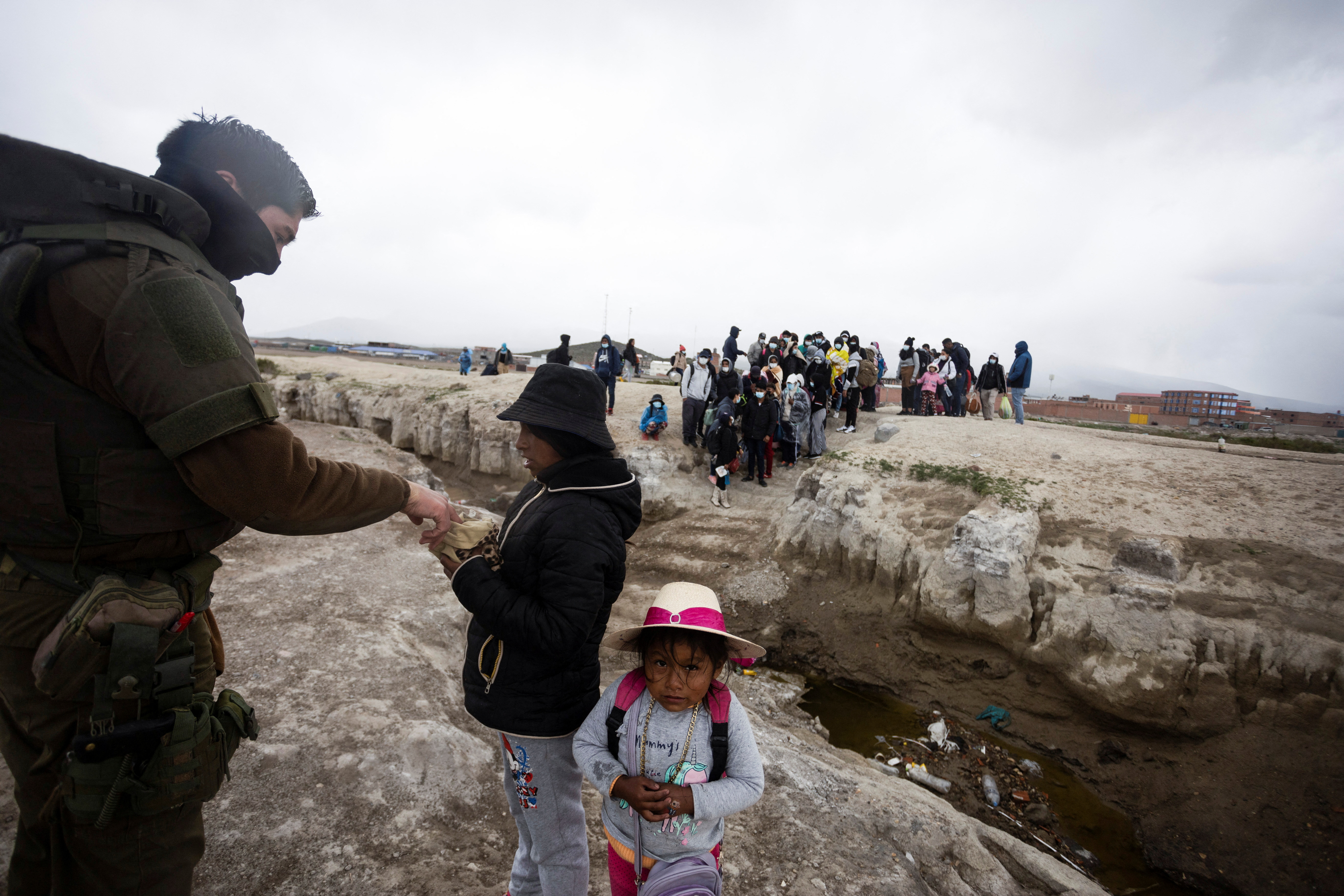 Patrulla fronteriza revisa la identificación de una mujer en el límite con Bolivia, en Colchane (Reuters)