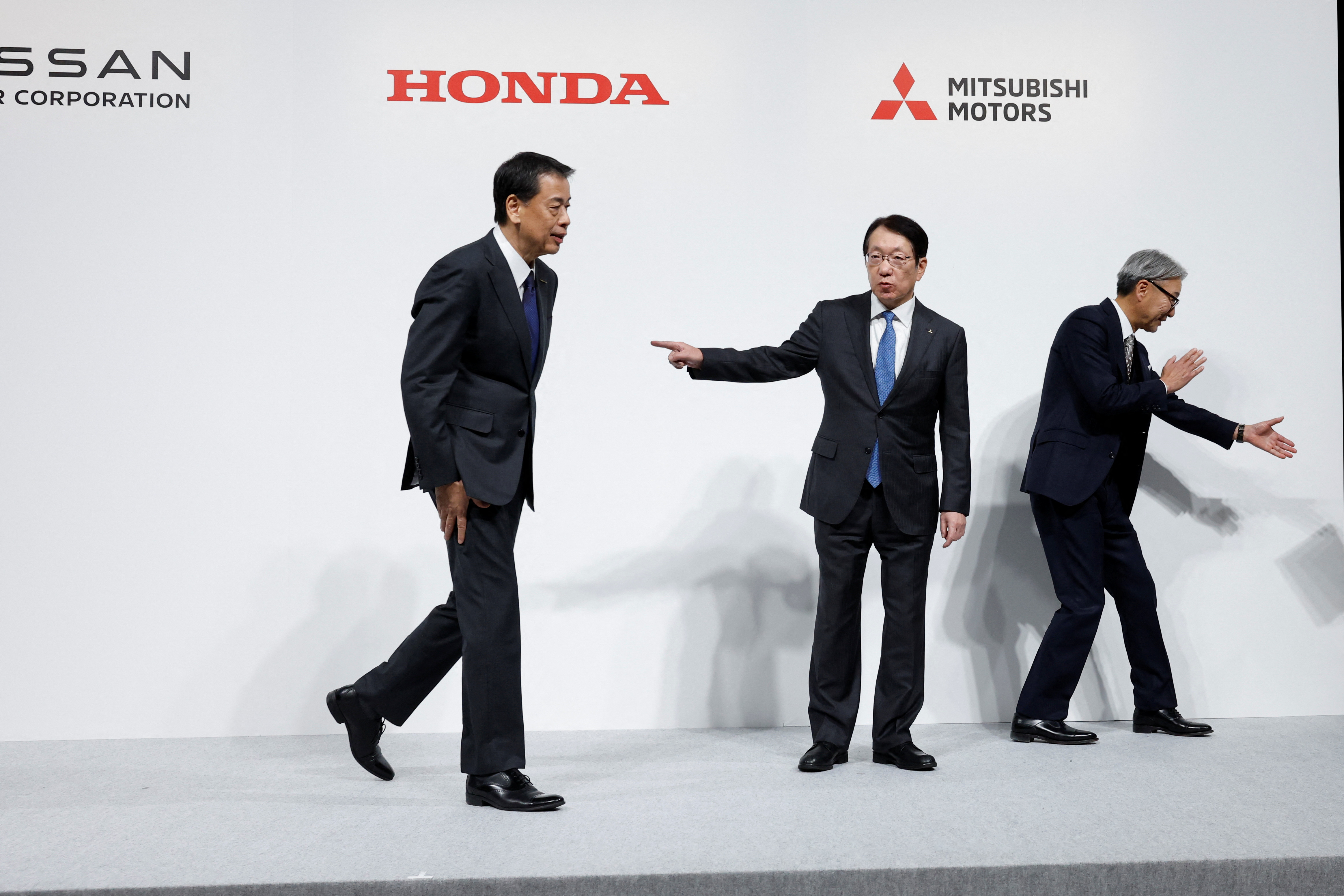 Makoto Uchida, presidente y CEO de Nissan Motor Corporation; Toshihiro Mibe, presidente de Honda; y Takao Kato, presidente y CEO de Mitsubishi Motors, en la conferencia de prensa del 23 de diciembre en Tokio (REUTERS/Kim Kyung-Hoon)