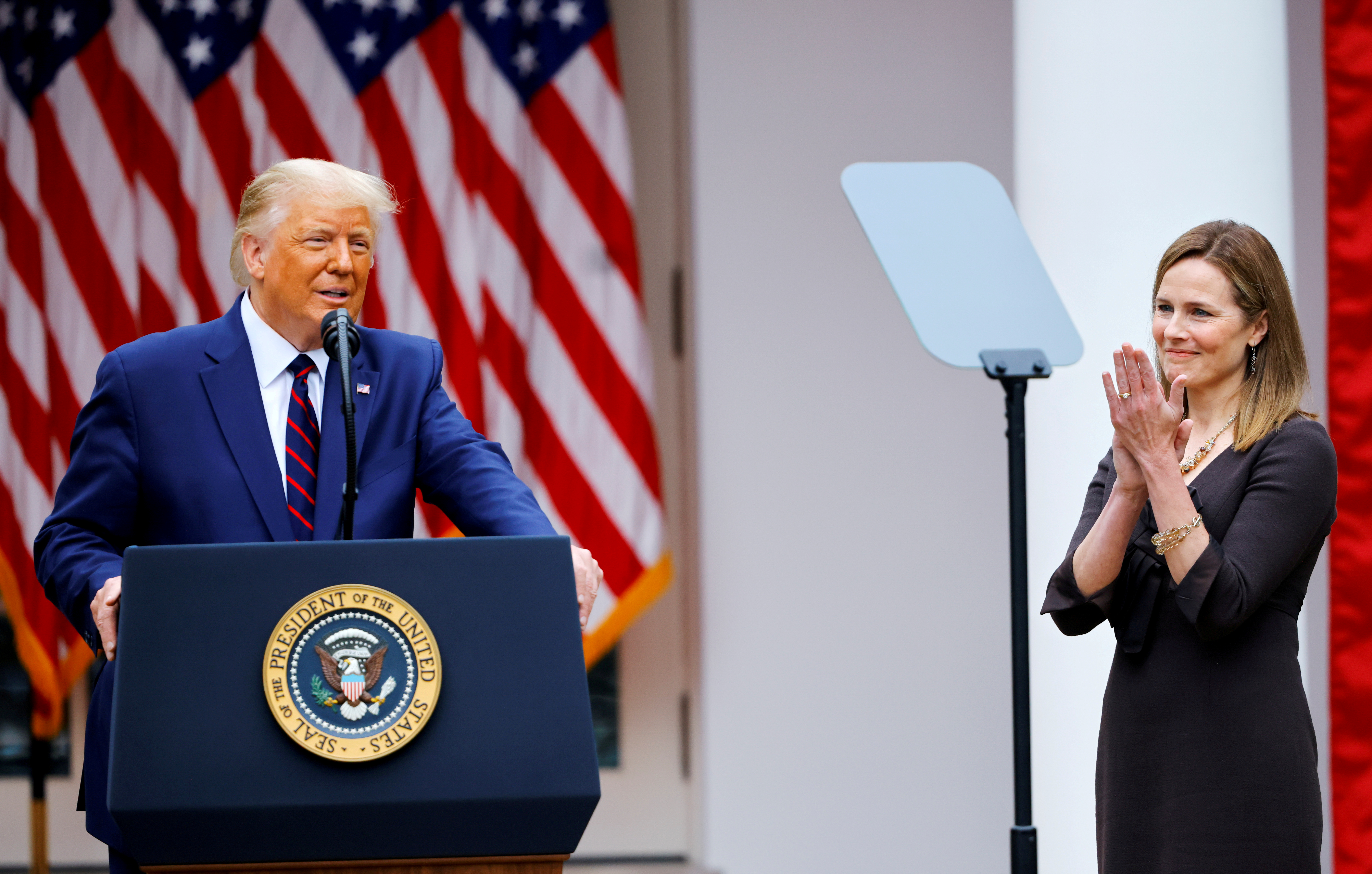 Amy Coney Barrett junto a Donald Trump. Foto: Reuters