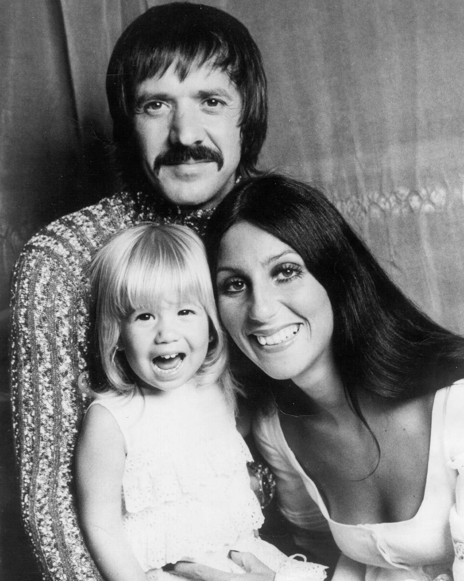 Un retrato familiar de 1979, de la cantante y actriz con su marido Sonny Bono y su hija Chastity Bono (Photo by Michael Ochs Archives/Getty Images)