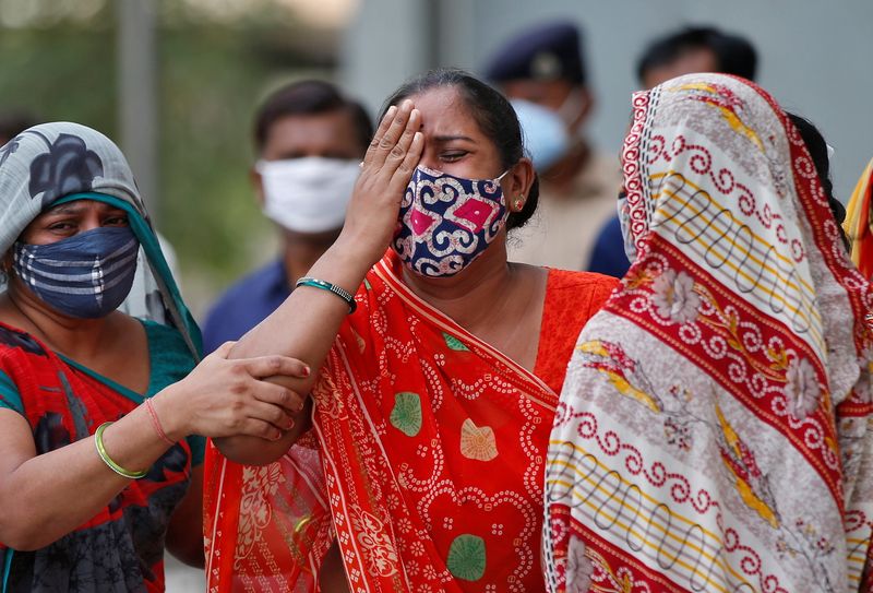 Una mujer llora tras la muerte de su marido a causa del COVID-19 a las puertas del depósito de cadáveres de un hospital en Ahmedabad, India (Reuters)