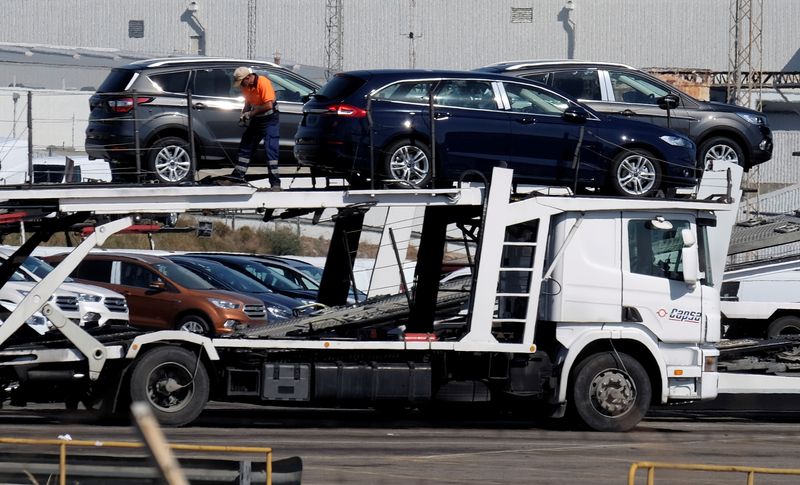FOTO DE ARCHIVO: Coches cargados en un camión en la fábrica de Ford en Almussafes, cerca de Valencia, España 15 de junio de 2018. REUTERS/Heino Kalis