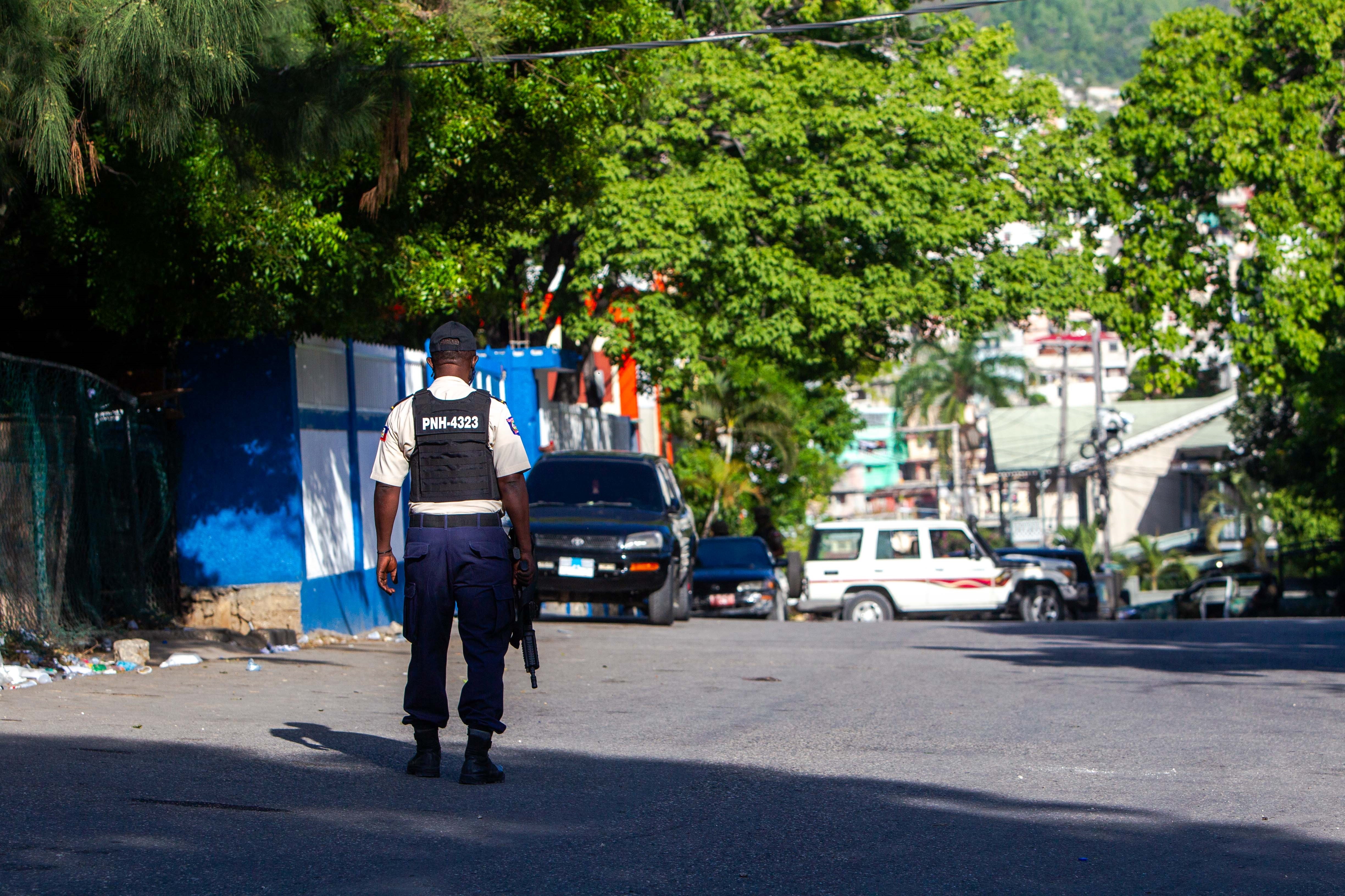 Agentes montan guardia tras el asesinato del presidente Jovenel Moise hoy, en Puerto Príncipe (Haití). EFE/Jean Marc Herve Abelard
