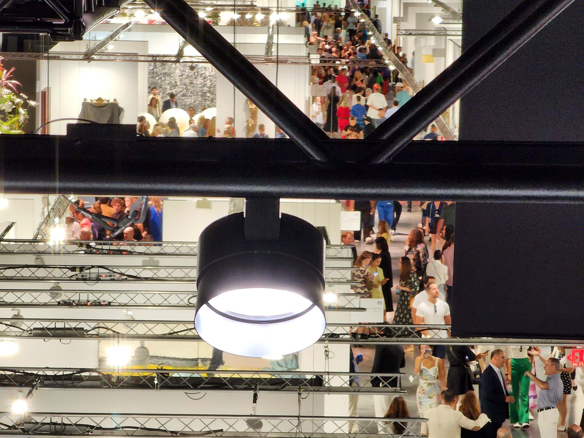 Art Basel Miami Beach, en el centro de la semana del arte. atrajo a una numerosa cantidad de público. (@nachomartinfilms)