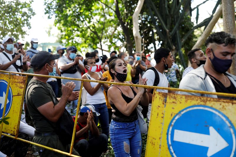 Personas protestan fuera de la Embajada de Panamá en La Habana (REUTERS/Amanda Perobelli)