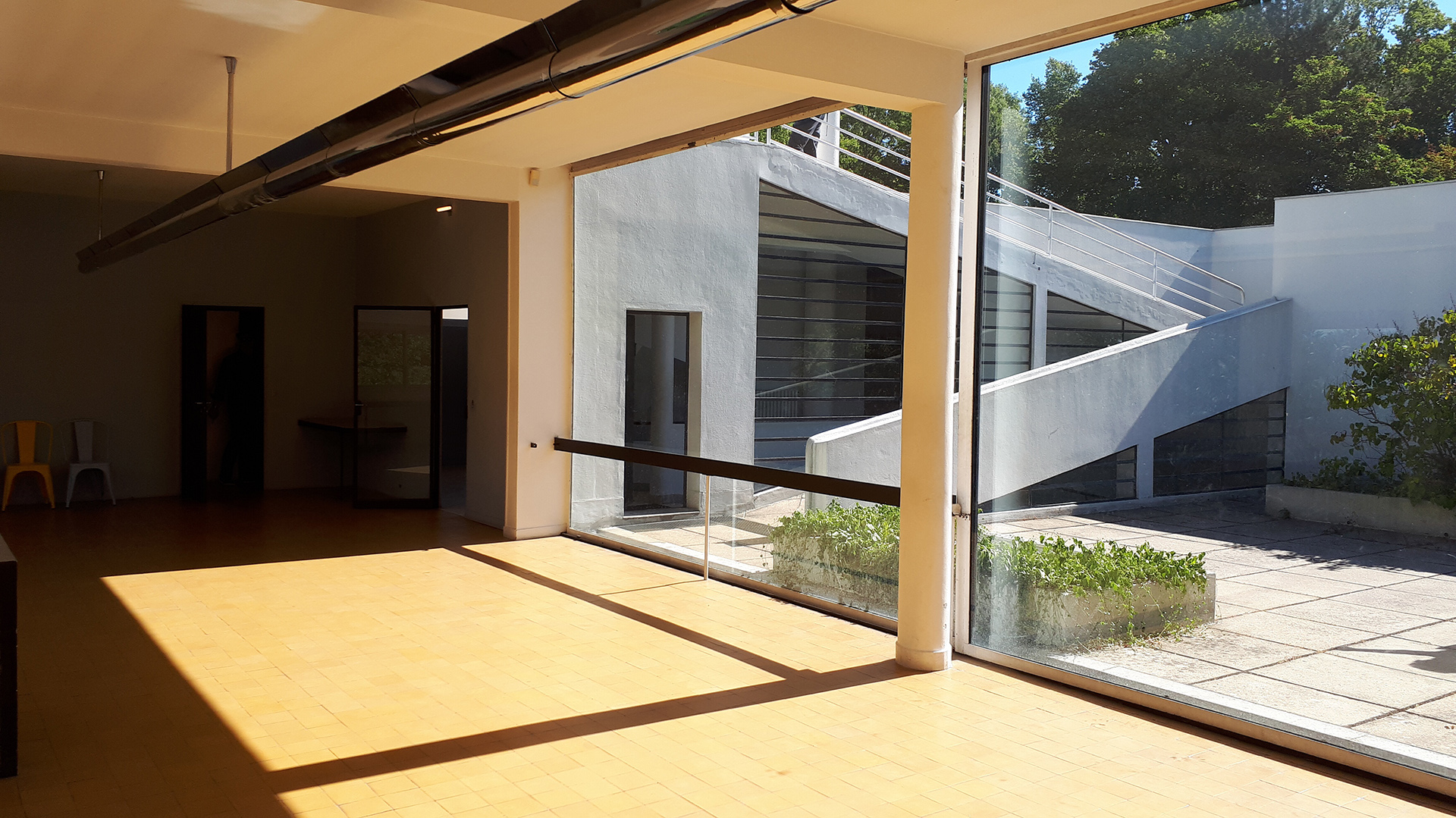 Los cinco puntos de Le Corbusier se pueden observar muy claramente en Villa Savoye (Wikipedia)
