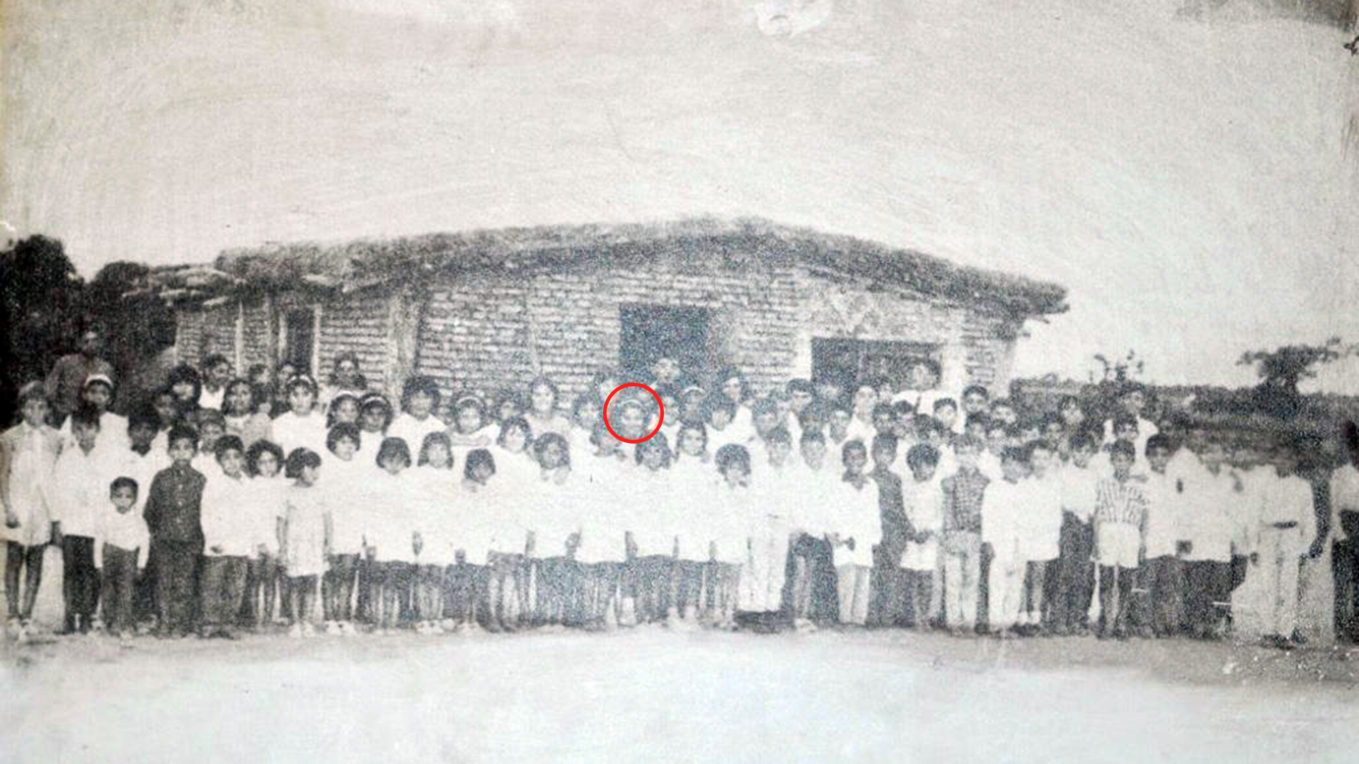 La escuelita rural: Iris (remarca en el círculo rojo) y sus compañeros de aula en Chaco. “Llegaba a caballo para estudiar y nunca falté a clases”, dice