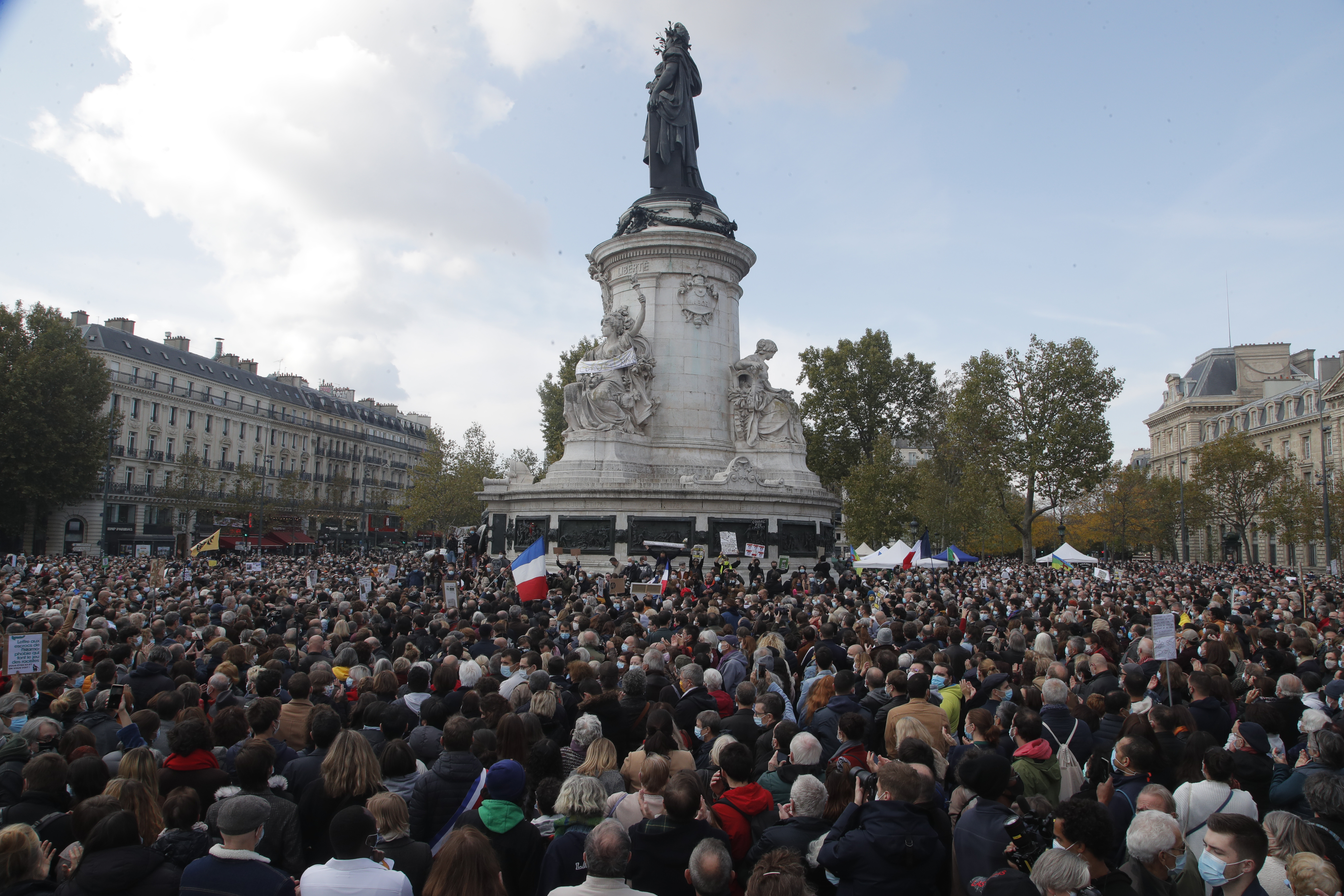 Una multitud en la Plaza de la República, en París (AP)