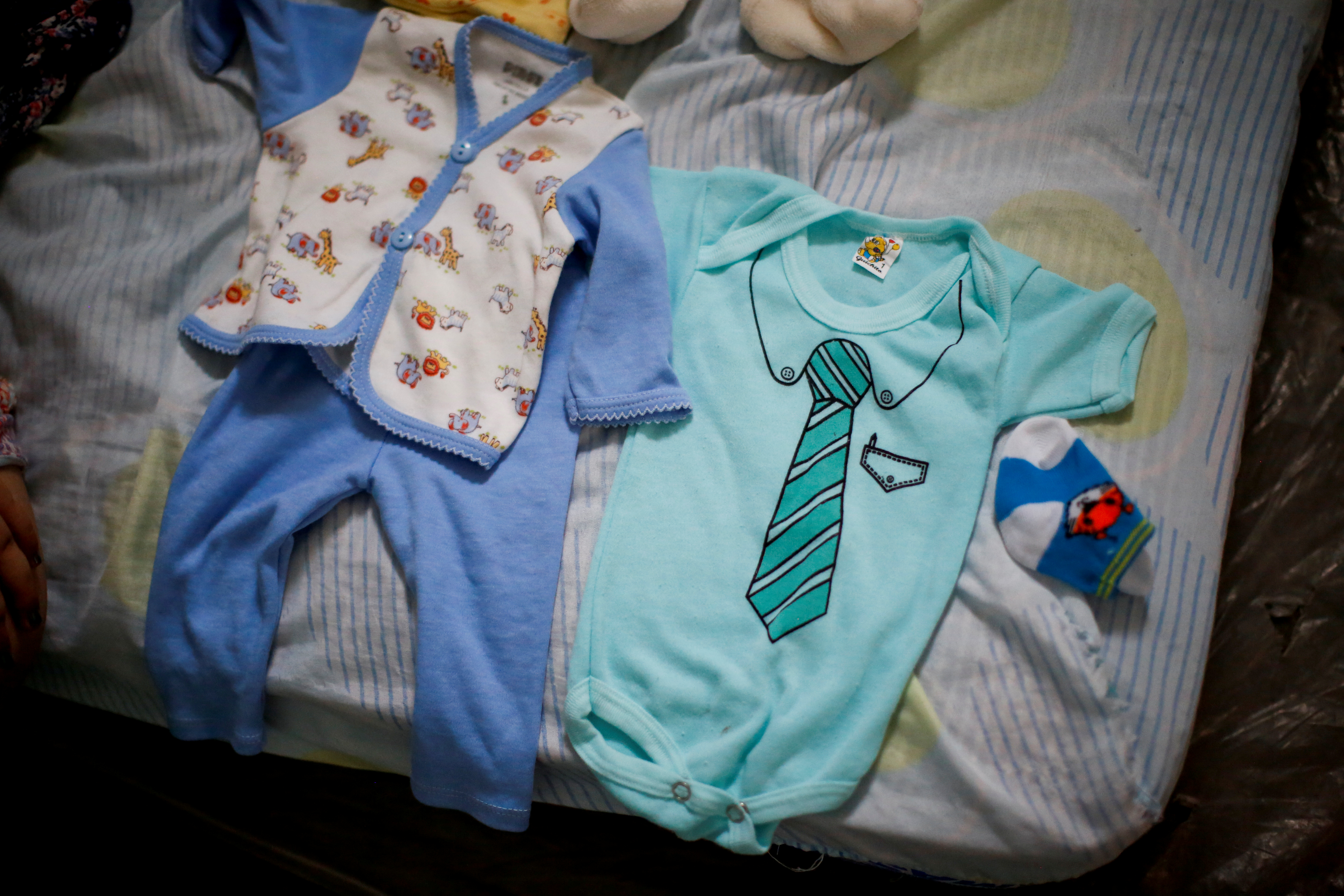 La ropa para Sabino Yoehi Flores López yace sobre la cama. Foto: REUTERS / Gustavo Graf.