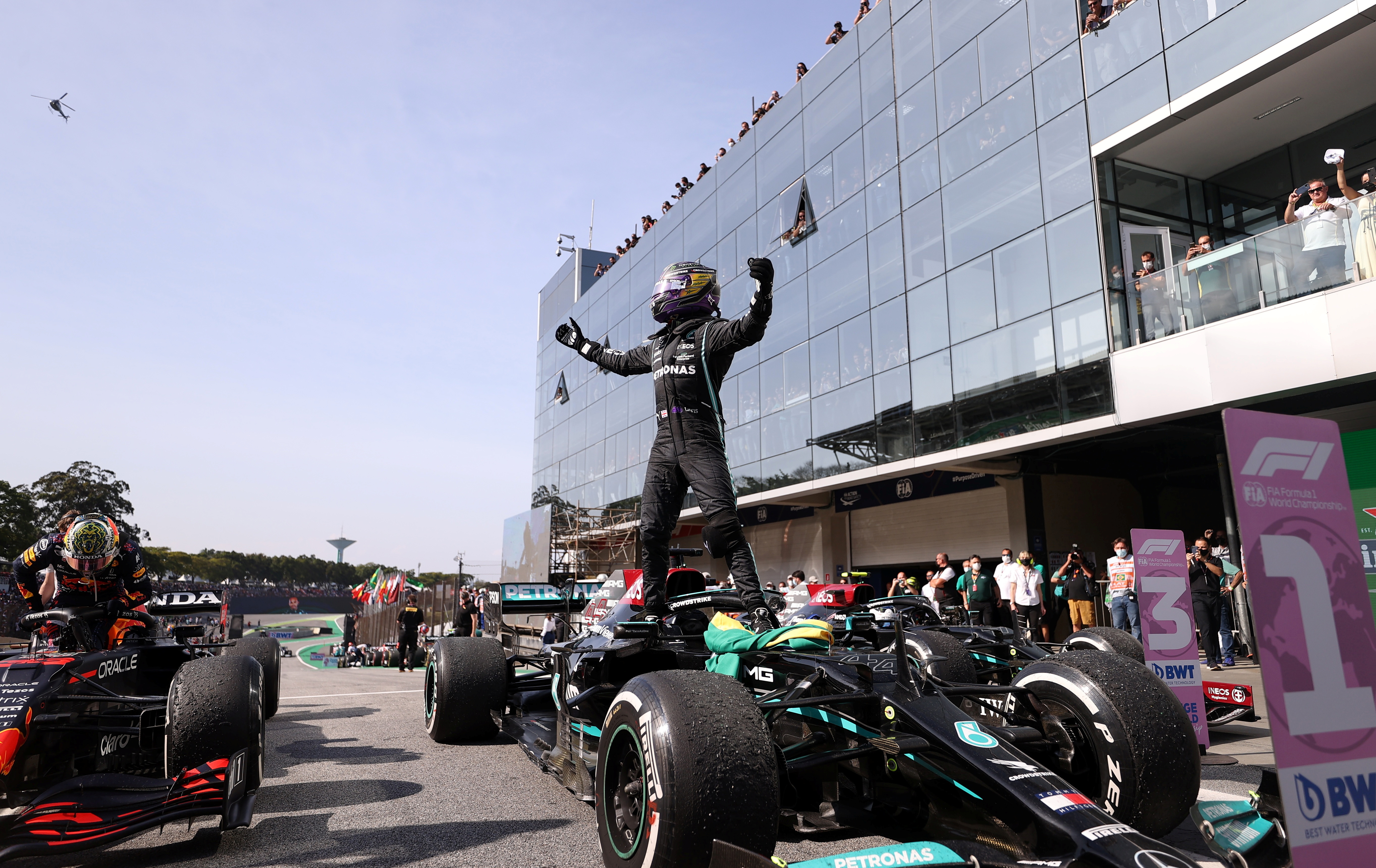 Lewis Hamilton festeja y saluda al público brasileño que lo ovacionó (TPX IMAGES OF THE DAY)