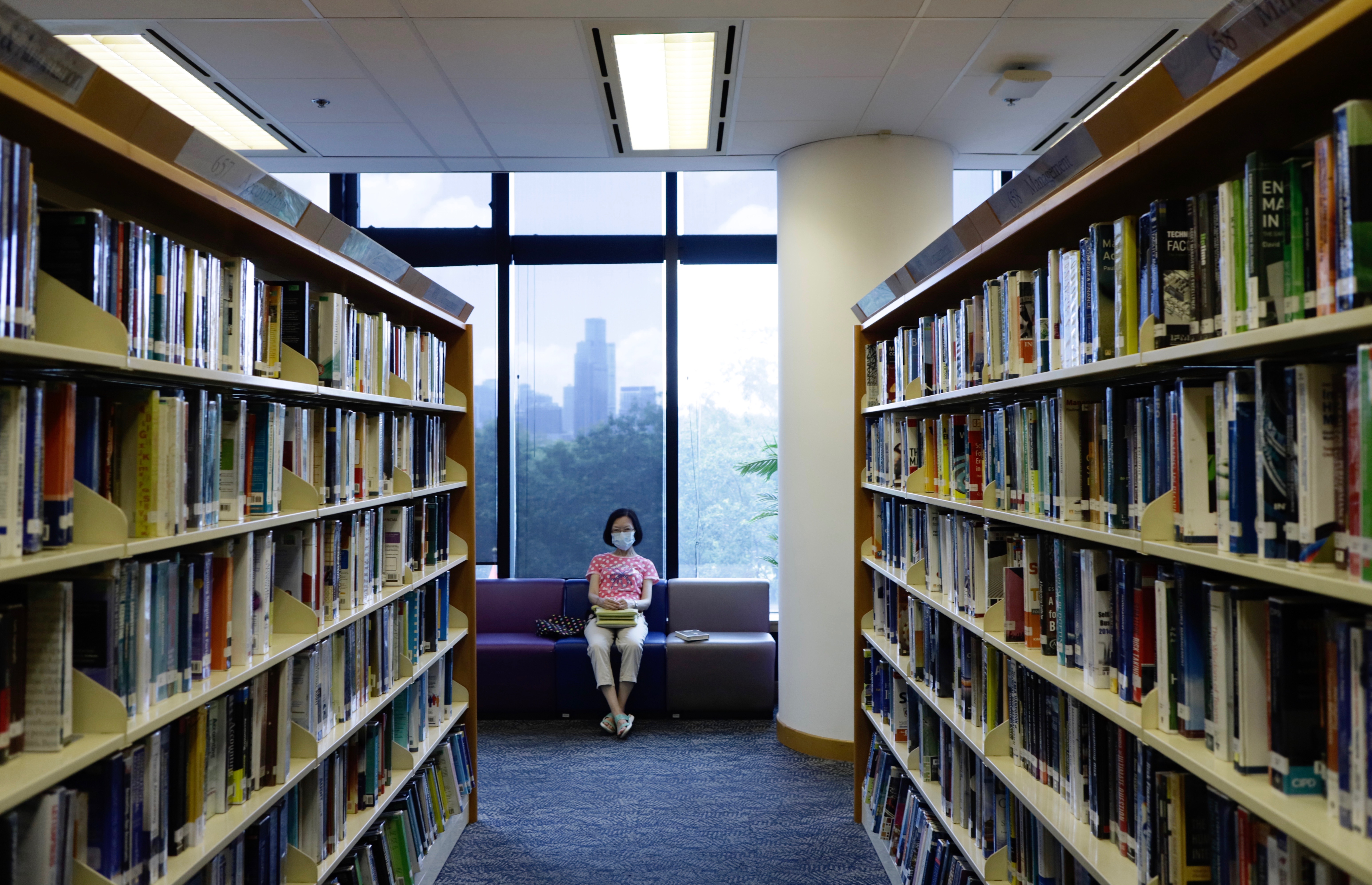 “Malas ideologías”: Beijing hace desaparecer libros de las bibliotecas públicas de Hong Kong