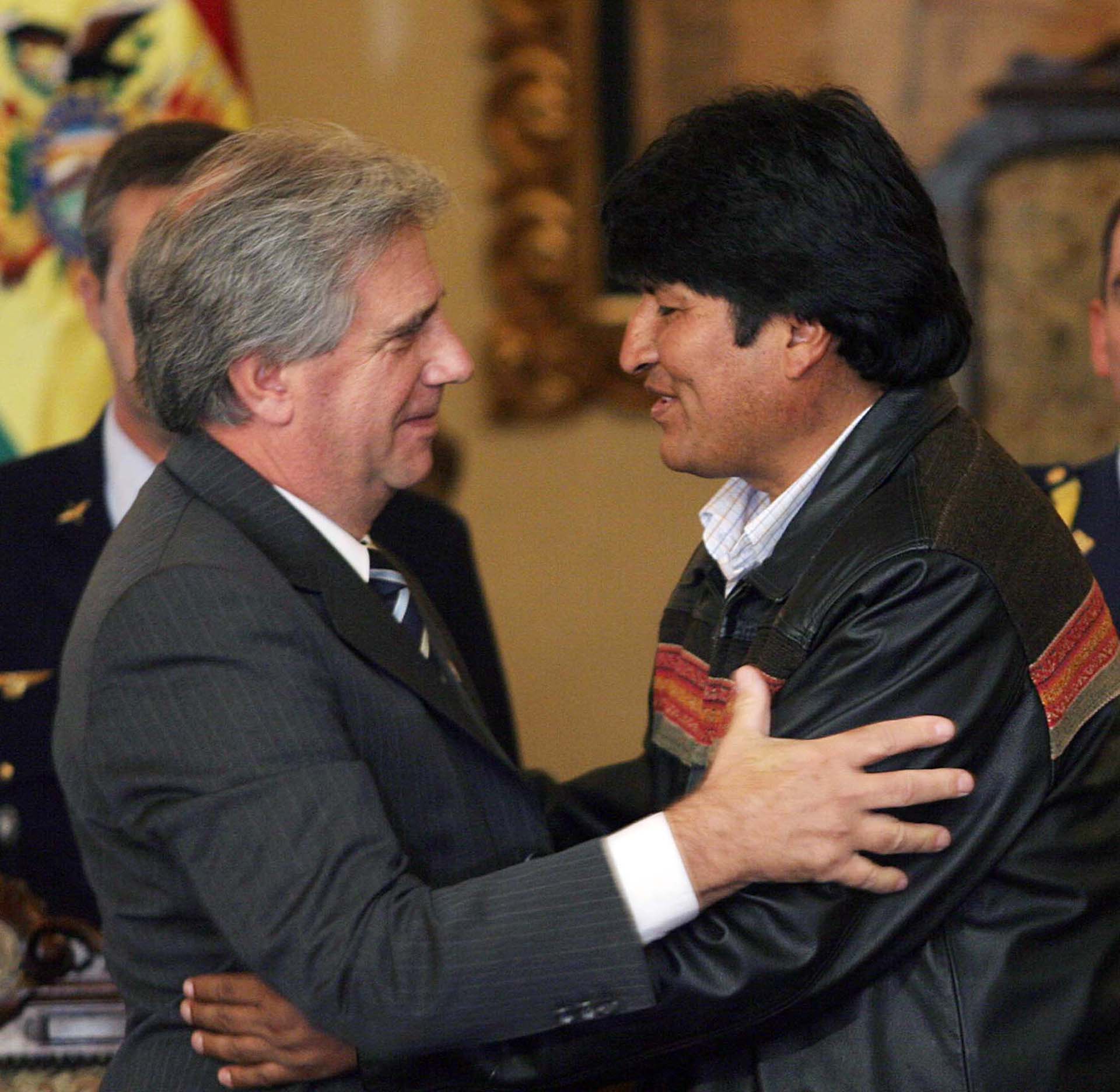 Vázquez saluda al entonces presidente boliviano Evo Morales