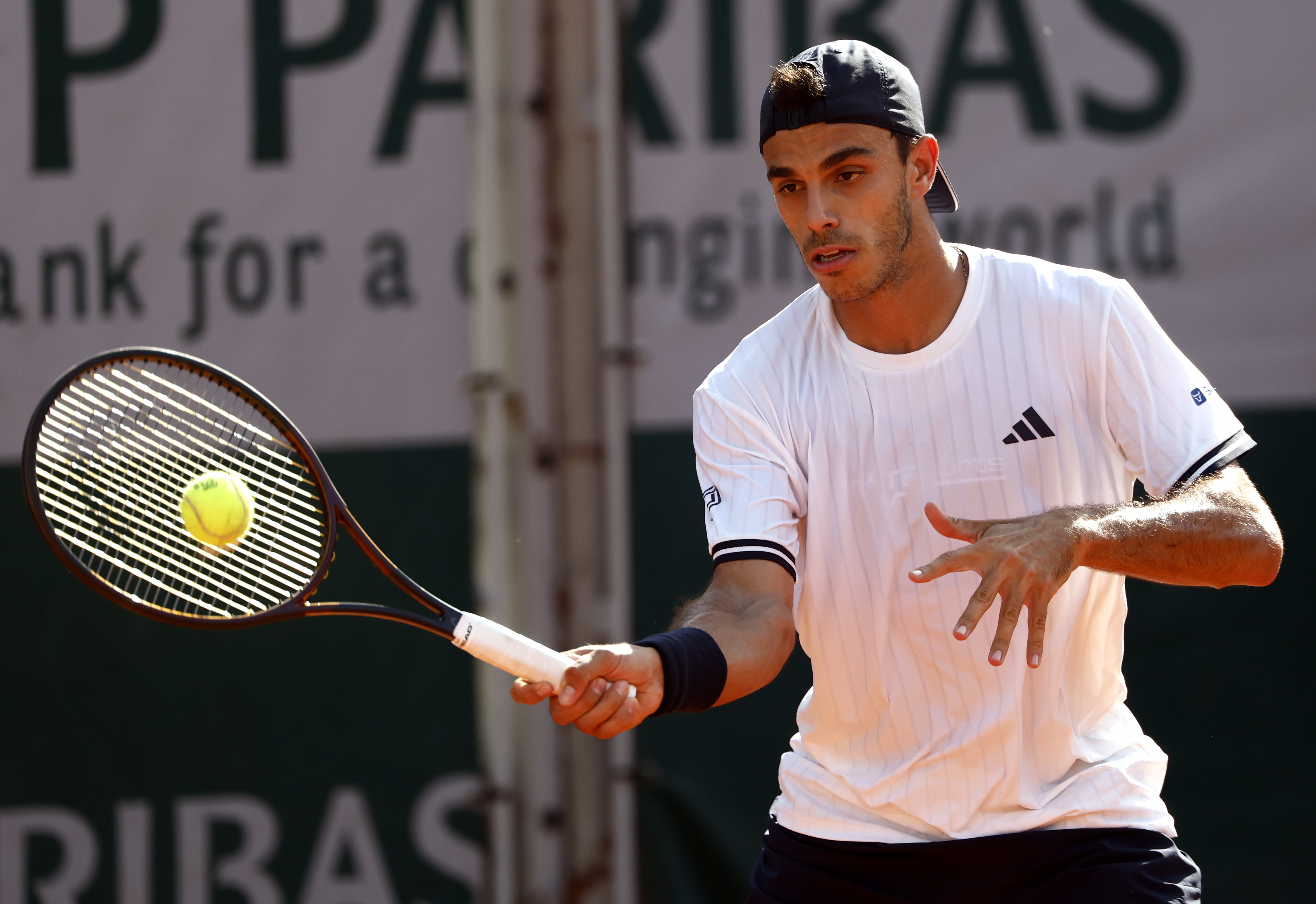 Francisco Cer&uacute;ndolo lider&oacute; un d&iacute;a perfecto para los argentinos en Roland Garros: tambi&eacute;n ganaron Mariano Navone y Camilo Ugo Carabelli 