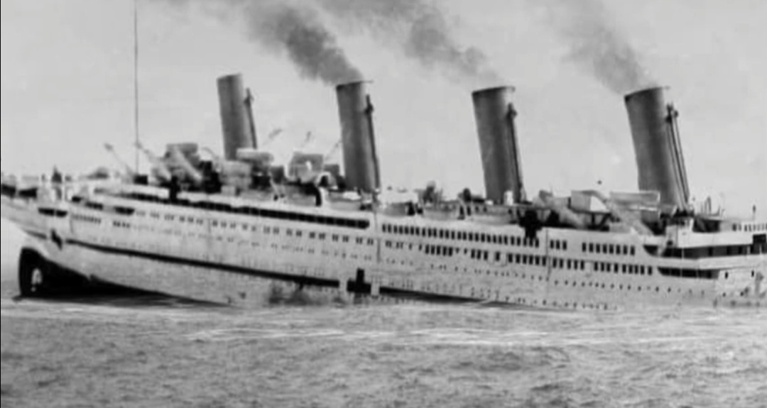 El Britannic, en el momento de su hundimiento en el mar Egeo. Se fue a pique tres veces más rápido que el Titanic