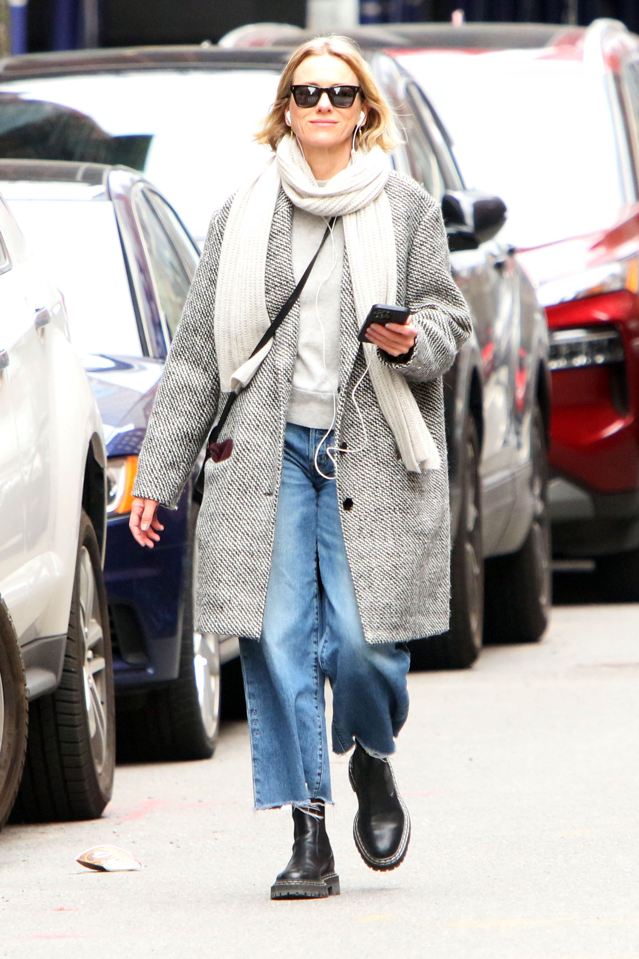 Día de compras. Naomi Watts recorrió las tiendas más exclusivas del barrio Soho en Nueva York mientras dio un paseo. Lució un look casual: remera blanca, jean, tapado gris y bufanda. Además, llevó puestos los auriculares, lentes de sol y una bandolera negra de cuero que combinó con sus botas