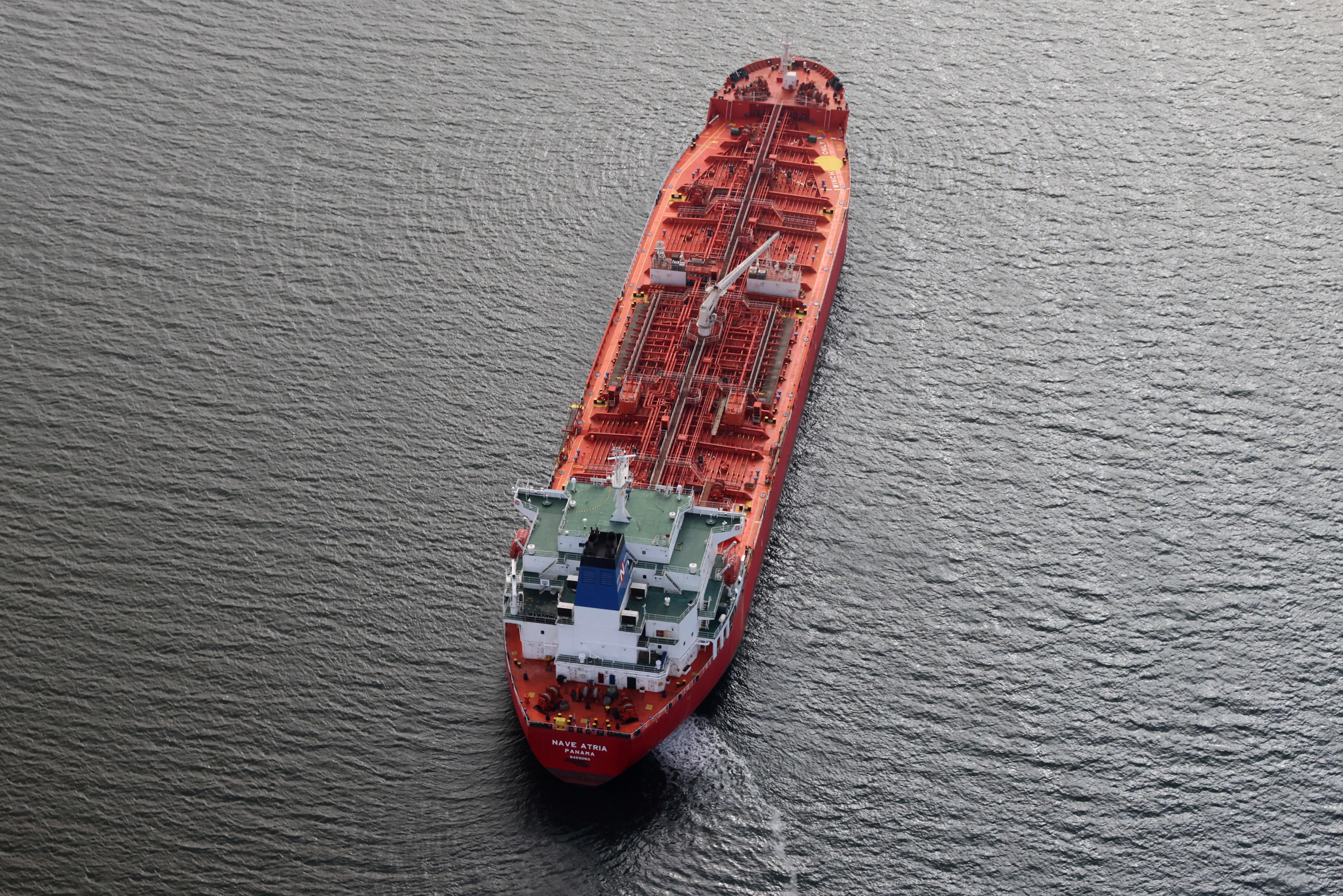 Un barco petrolero espera para descargar combustible en el puerto de Loa Ángeles (REUTERS/Lucy Nicholson)