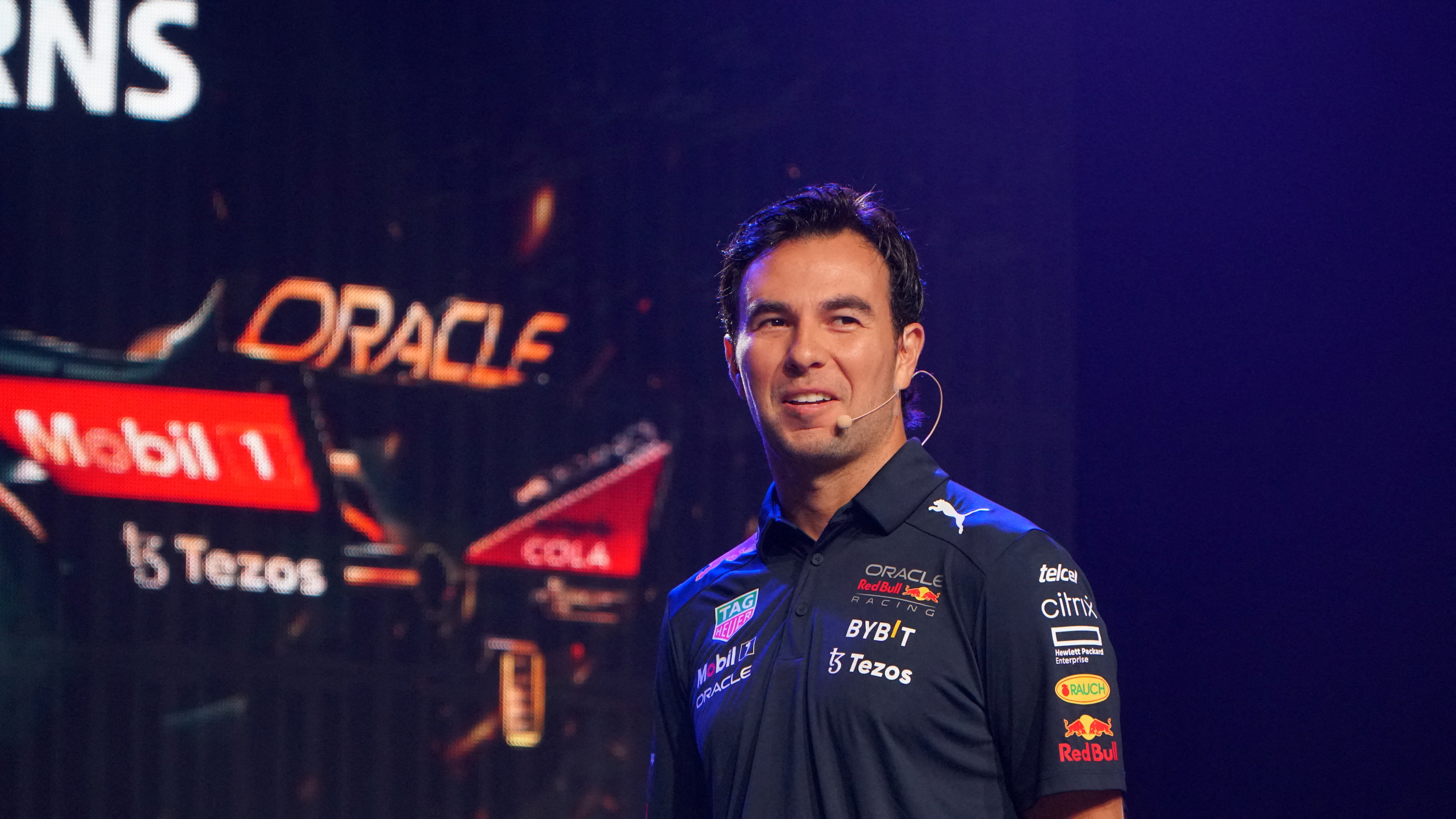 Sergio Pérez durante un evento promocional como piloto de Red Bull Racing. Foto: REUTERS/Travis Teo