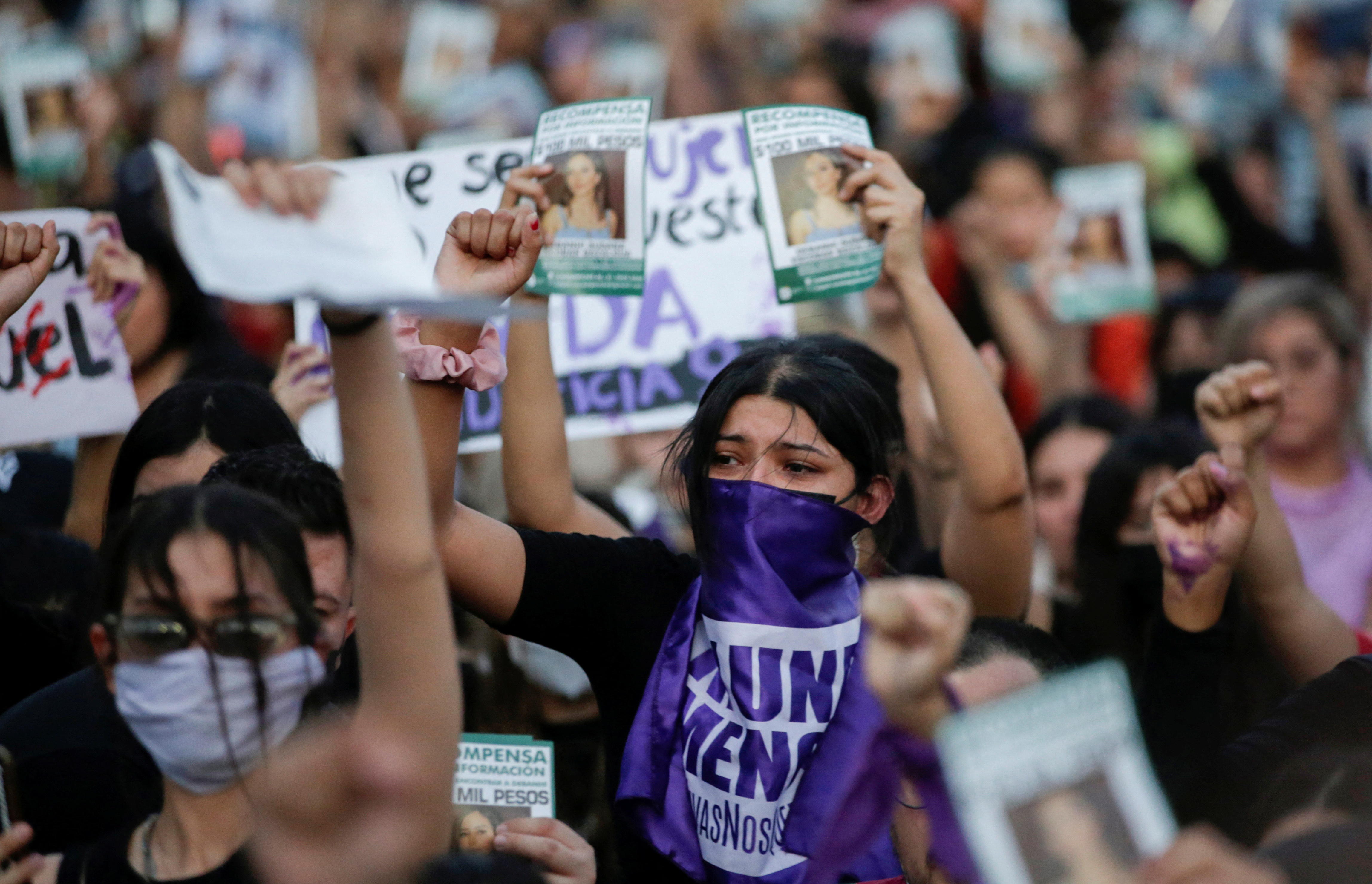 La gente participa en una protesta tras la muerte de Debanhi Escobar, una estudiante de derecho de 18 años que desapareció el 9 de abril en medio de una serie de desapariciones de mujeres en el estado de Nuevo León, en Monterrey, México.April 22, 2022. REUTERS/Daniel Becerril