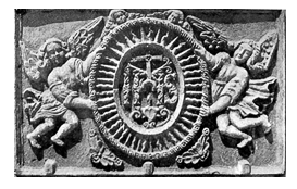 Escudo de la universidad, tallado en piedra, anterior a 1663. Lo habían colocado sobre la antigua entrada, junto al atrio de la Compañía de Jesús (UNC)