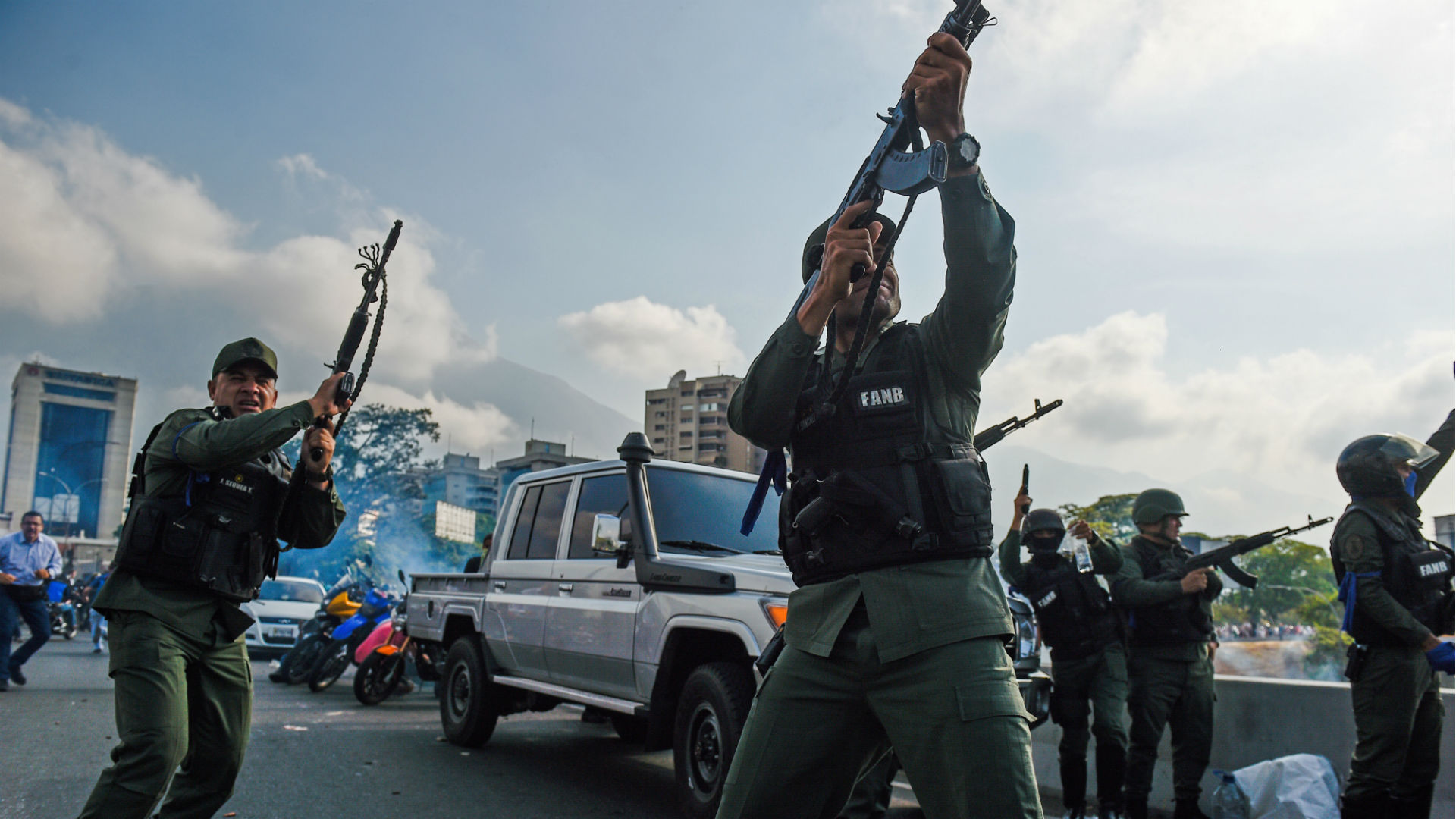 Efectivos del régimen chavista arremeten contra la sociedad civil en protestas