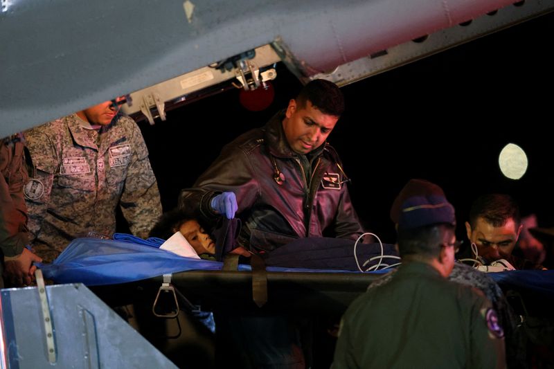 Un niño sobreviviente de un avión Cessna 206 que se estrelló en la espesa selva es transportado en una camilla después de llegar desde San José del Guaviare, a la base aérea militar de CATAM, en Bogotá, Colombia. 10 de junio, 2023. REUTERS/Luisa González