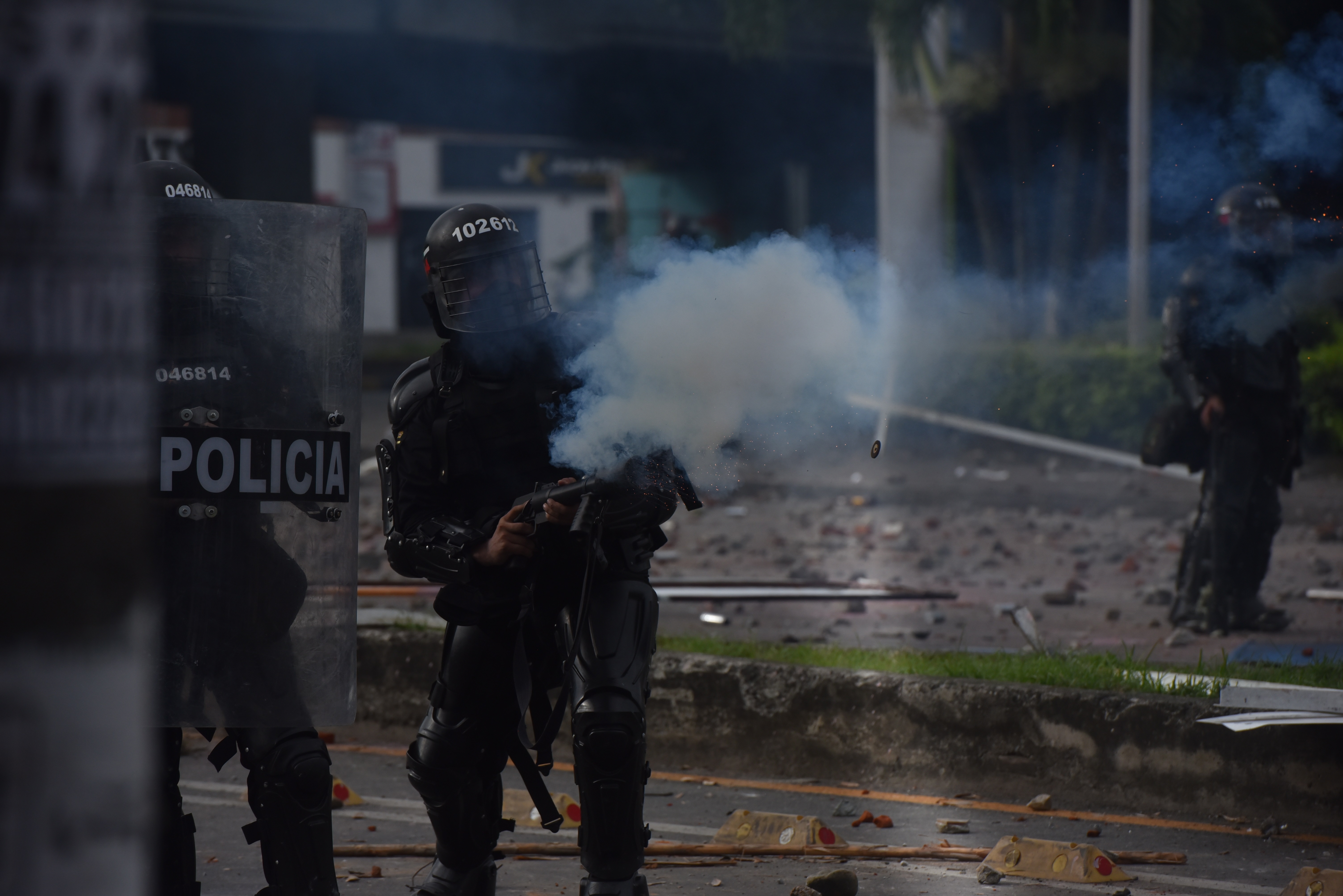 Manifestantes se enfrentan con miembros del Escuadrón Móvil Antidisturbios (ESMAD) durante las protestas, el 3 de mayo de 2021, en Cali (Colombia). EFE/Ernesto Guzmán Jr
