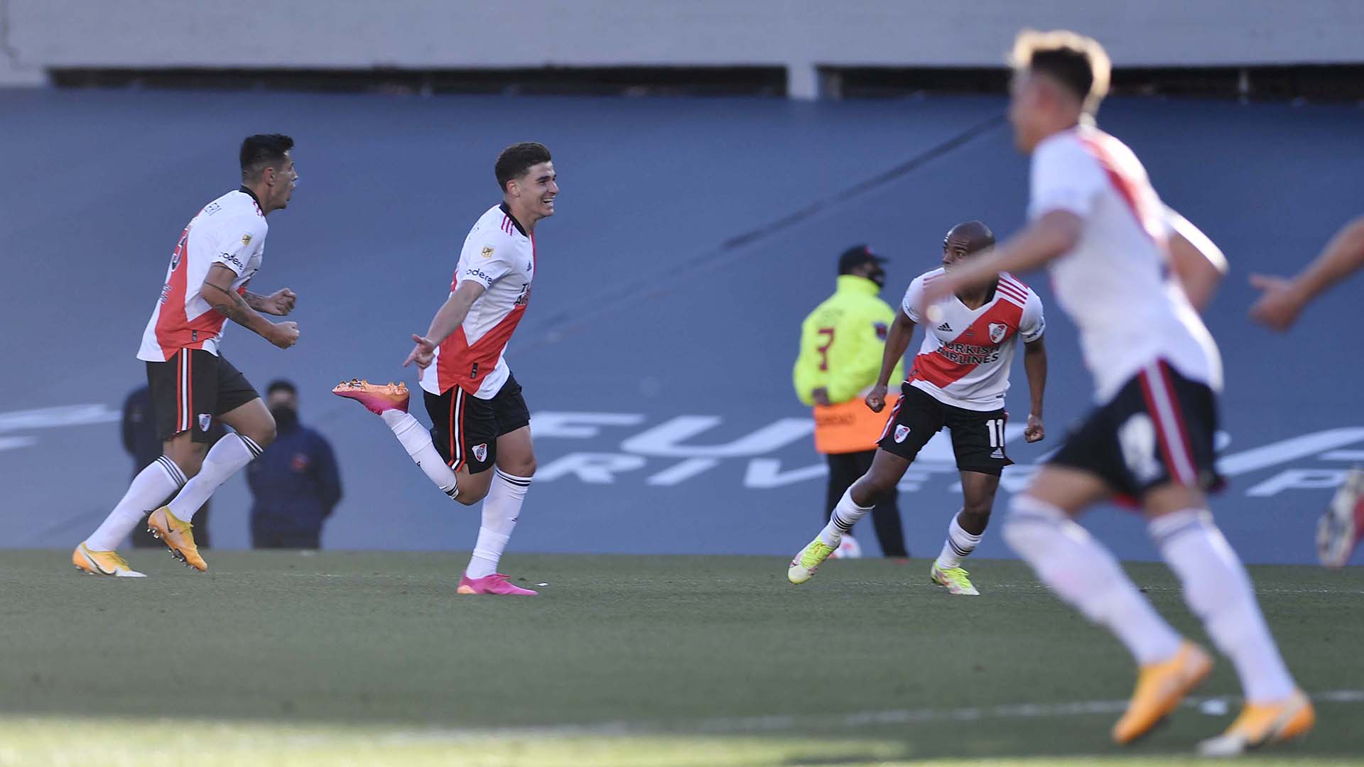 Julián Álvarez festeja uno de sus dos goles en el estadio Monumental (Telam)