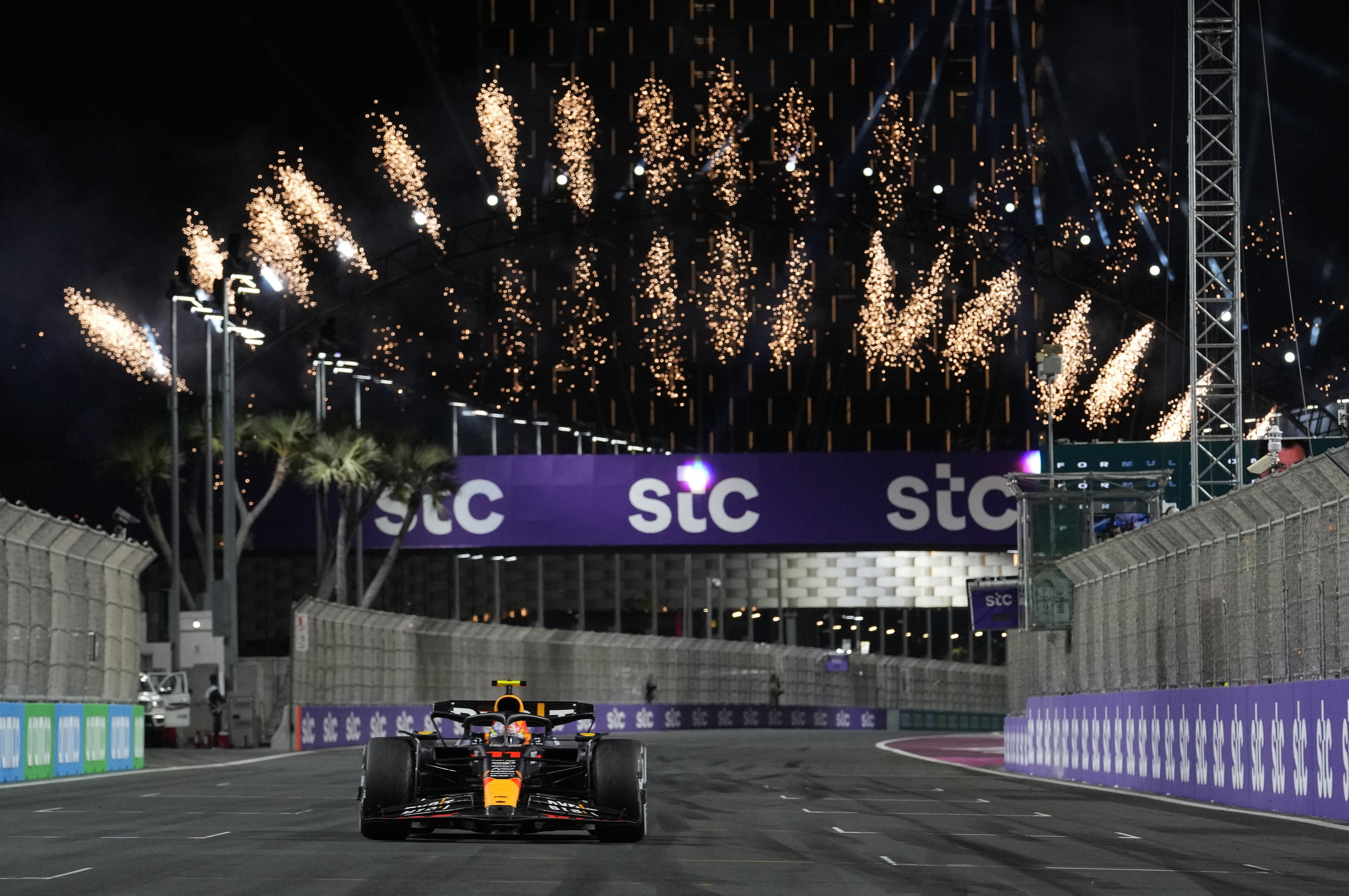 Sergio Pérez de Red Bull celebra después de ganar el Gran Premio de Arabia Saudita (Foto: Reuters)