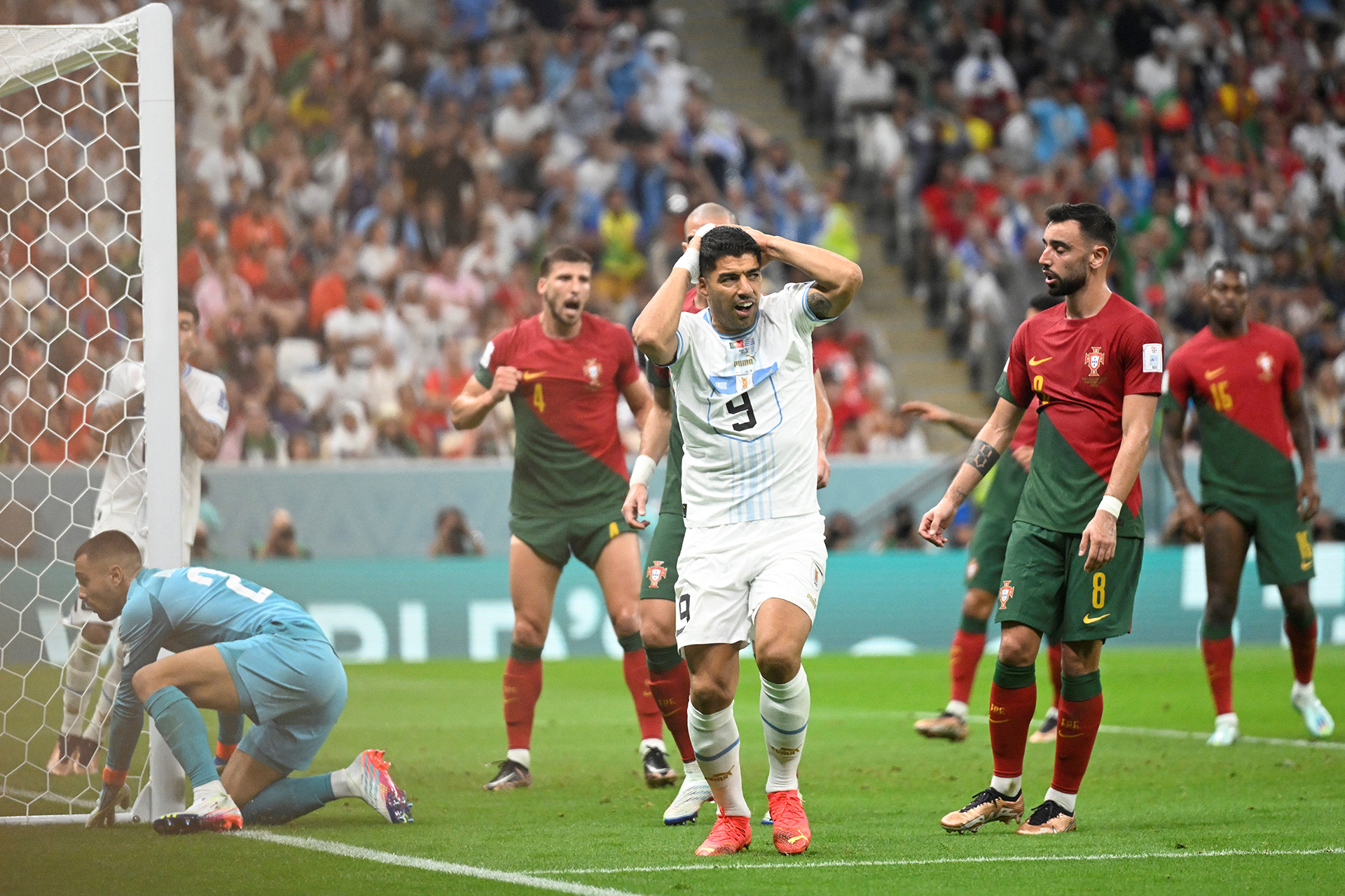 O atacante uruguaio nº 09 Luis Suarez reage a uma chance perdida durante a partida de futebol do Grupo H da Copa do Mundo Qatar 2022 entre Portugal e Uruguai no Lusail Stadium em Lusail, norte de Doha, em 28 de novembro de 2022 (Foto de PATRICIA DE MELO MOREIRA / AFP)