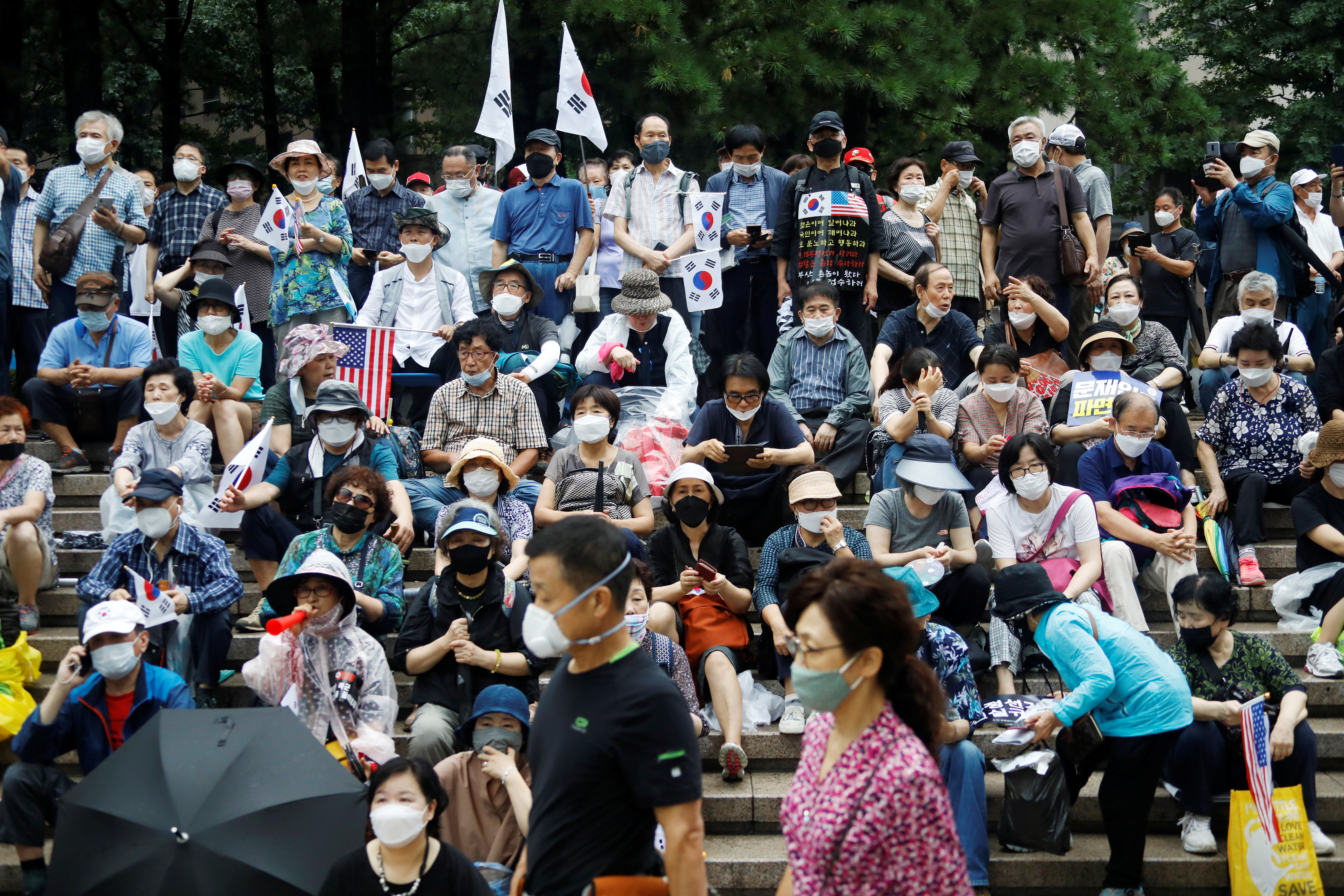 La protesta del sábado en Seúl. Un pastor ultraderechista que convocó al acto dio positivo y quedó hospitalizado (Reuters)