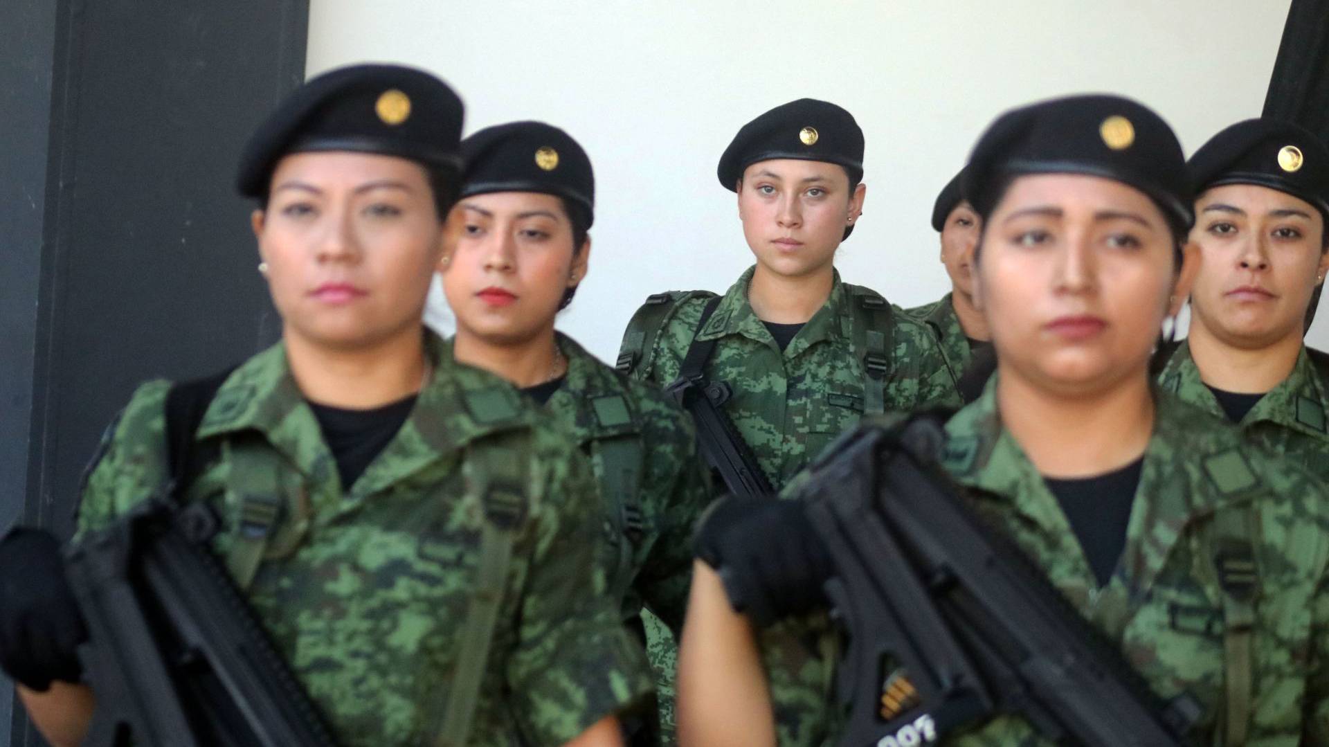 Sedena abrió vacantes exclusivas para mujeres: cómo aplicar en plazas de médica cirujana y policía militar