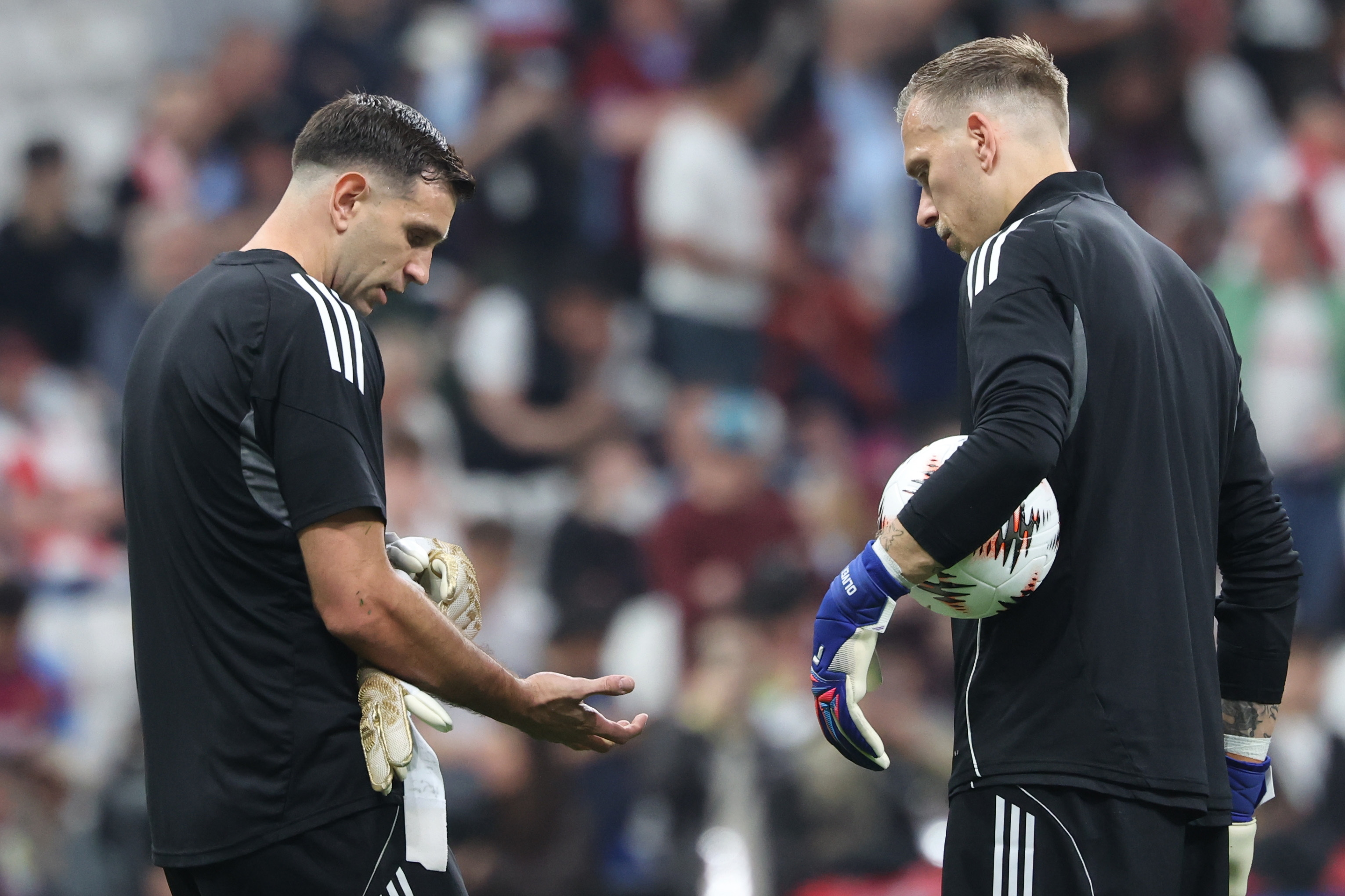 Alerta en Argentina a 26 d&iacute;as del Mundial: el momento de la lesi&oacute;n del Dibu Mart&iacute;nez en un dedo antes de la final con Aston Villa