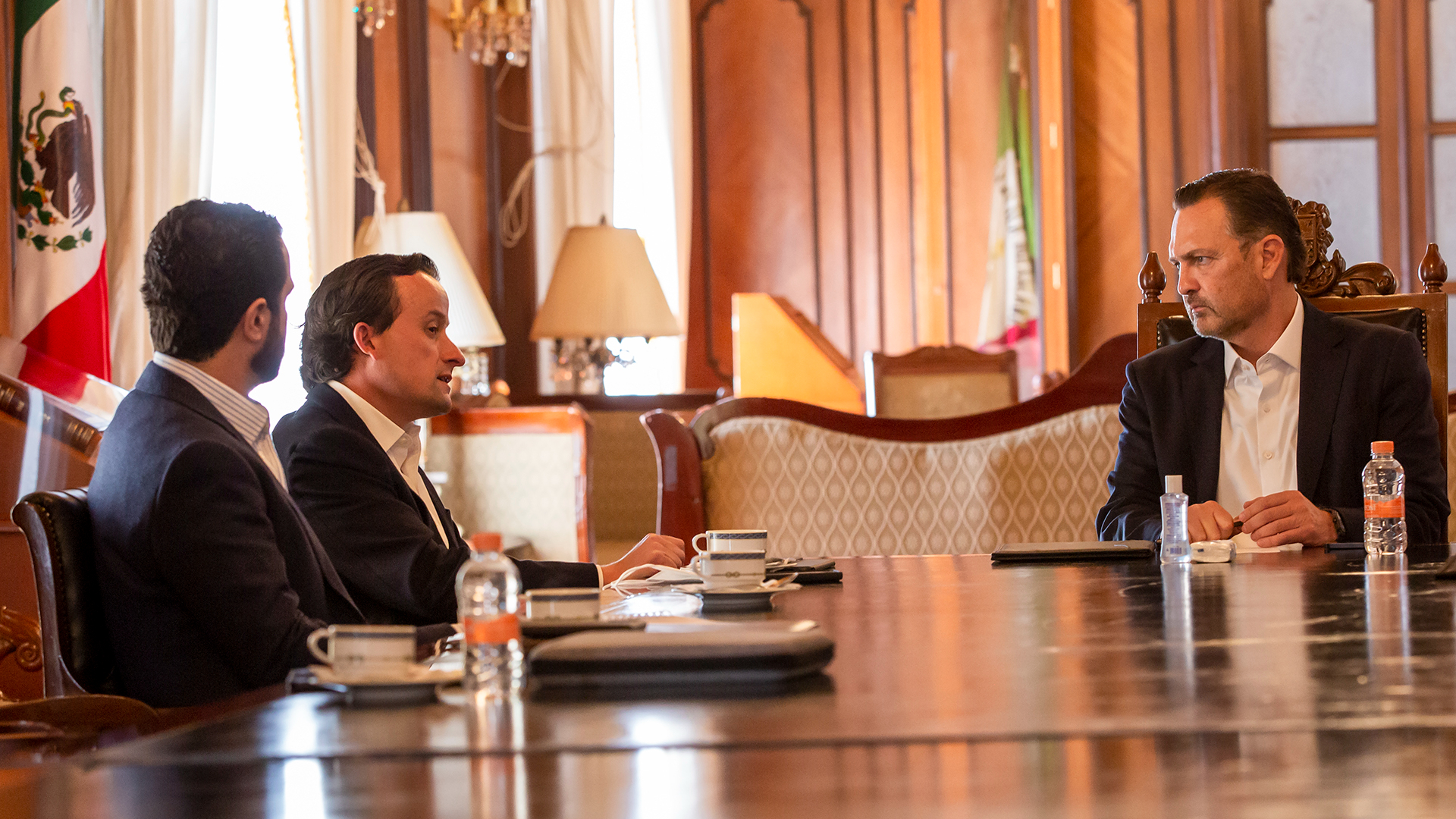 Mauricio Kuri, gobernador de Querétaro, se reunió con Mikel Arriola y el dueño de los Gallos Blancos (Foto: Twitter/@makugo)